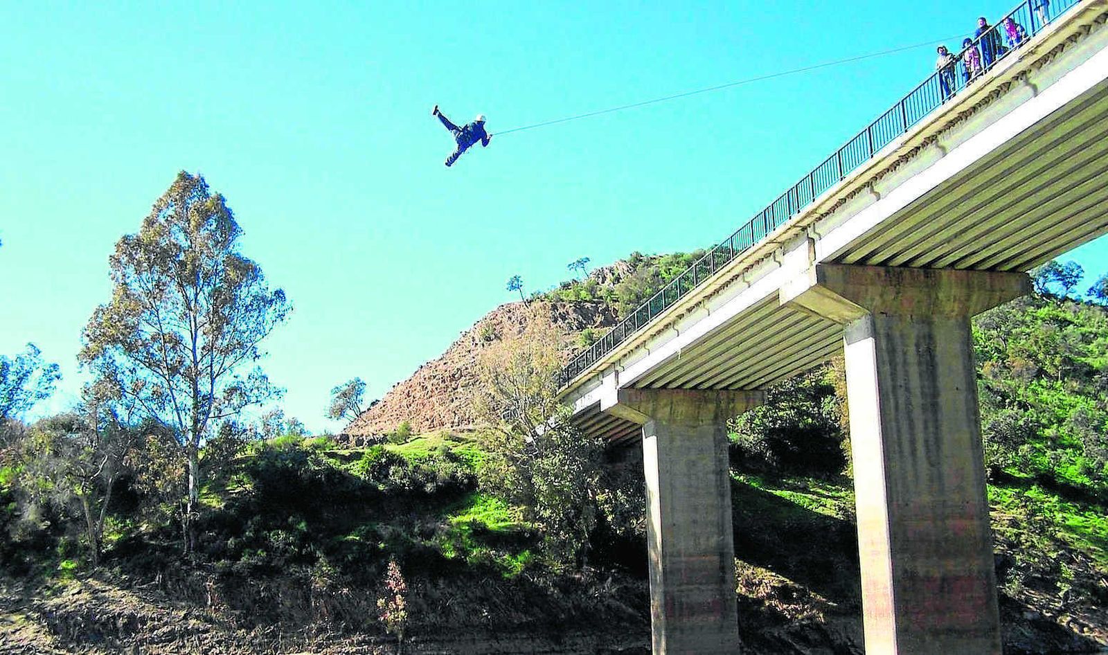 Una persona practica 'puenting' desde el puente de Madroñalejo, en el municipio sevillano de Aznalcóllar.