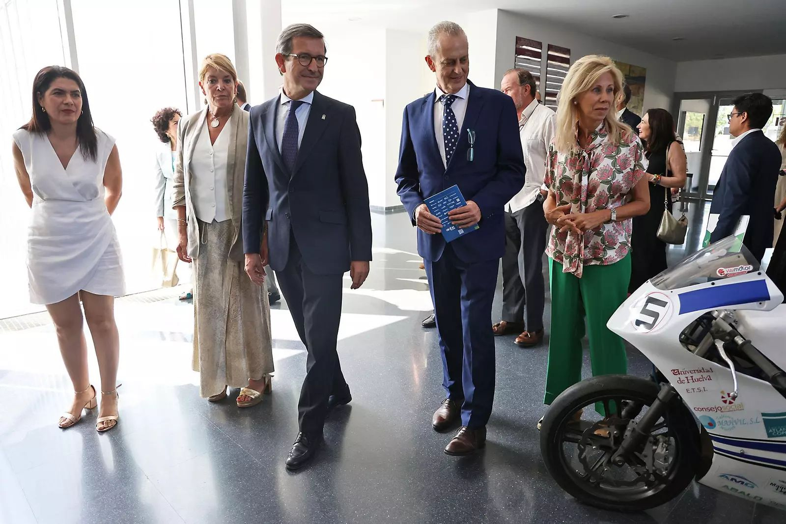 El consejero Jorge Paradela, en el centro, junto al presidente de Aiqbe, la alcaldesa de Huelva, la subdelegada del Gobierno y la delegada de Industria en Huelva