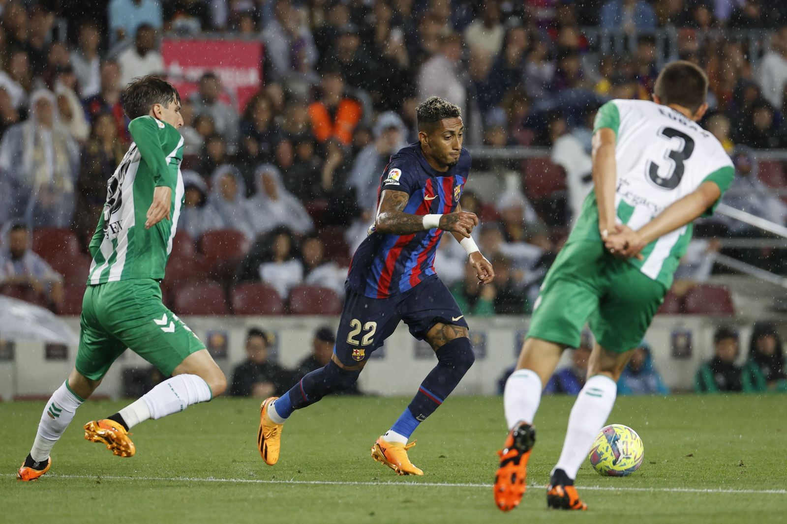 Miranda y Édgar tratan de tapar un disparo de Raphinha.