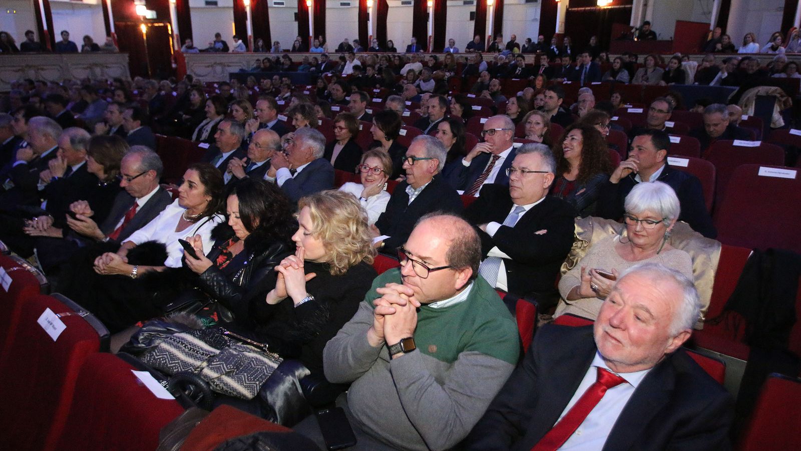 Público asistente a la gala en el Teatro Cervantes.