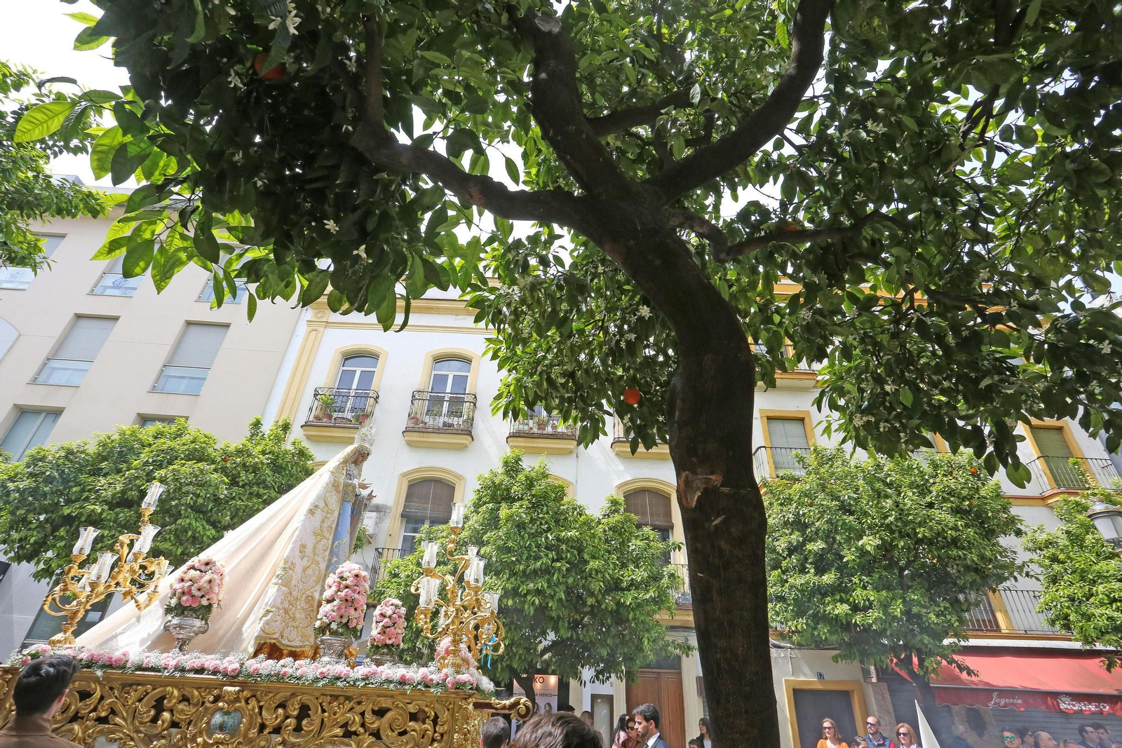 Jesús Resucitado, en los primeros instantes de su salida procesional, ayer junto a las bodegas González Byass.