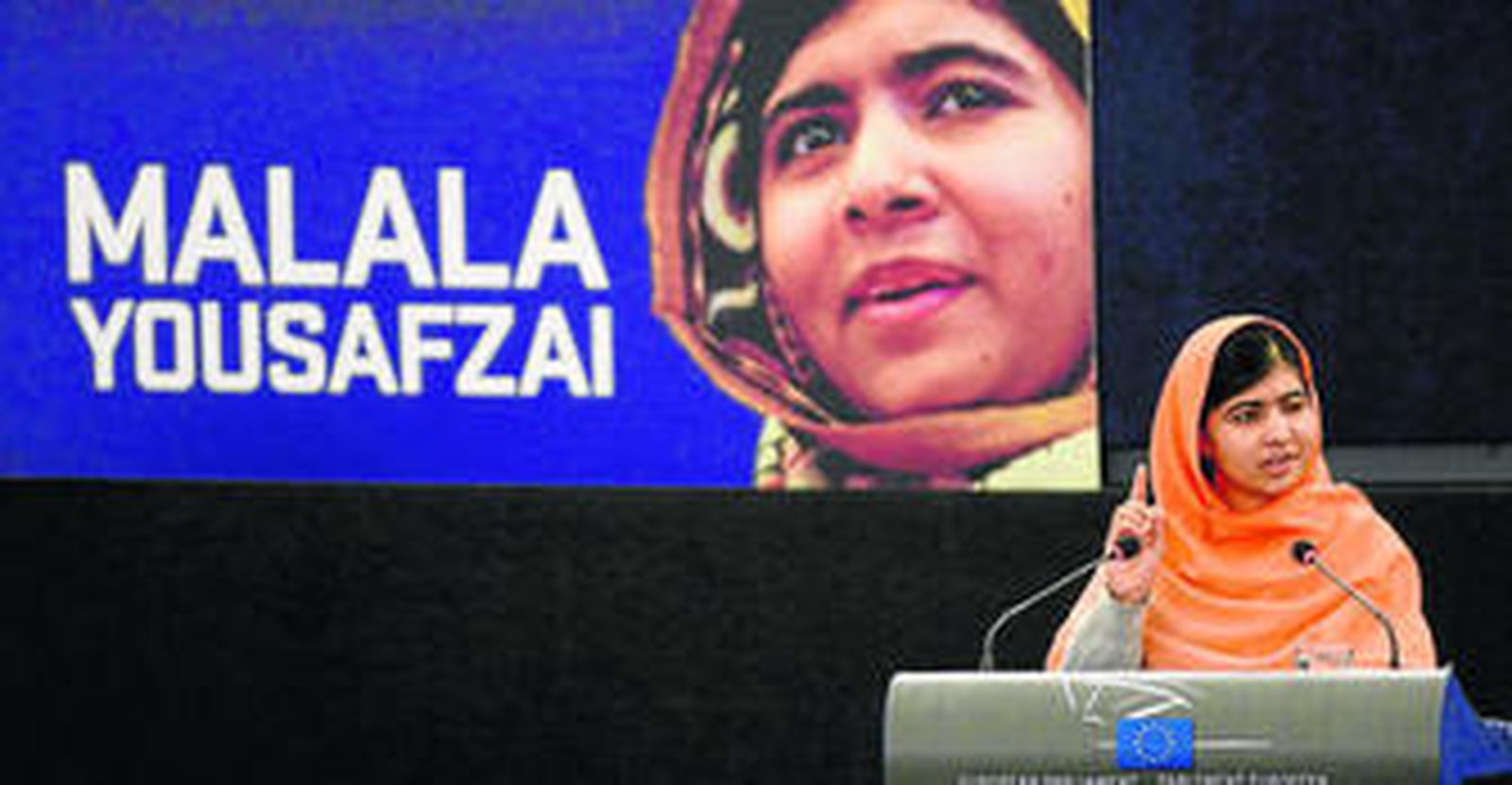 La joven paquistaní Malala Yousafzai se dirige a los parlamentarios europeos tras recoger ayer el premio Sajarov en Estrasburgo.