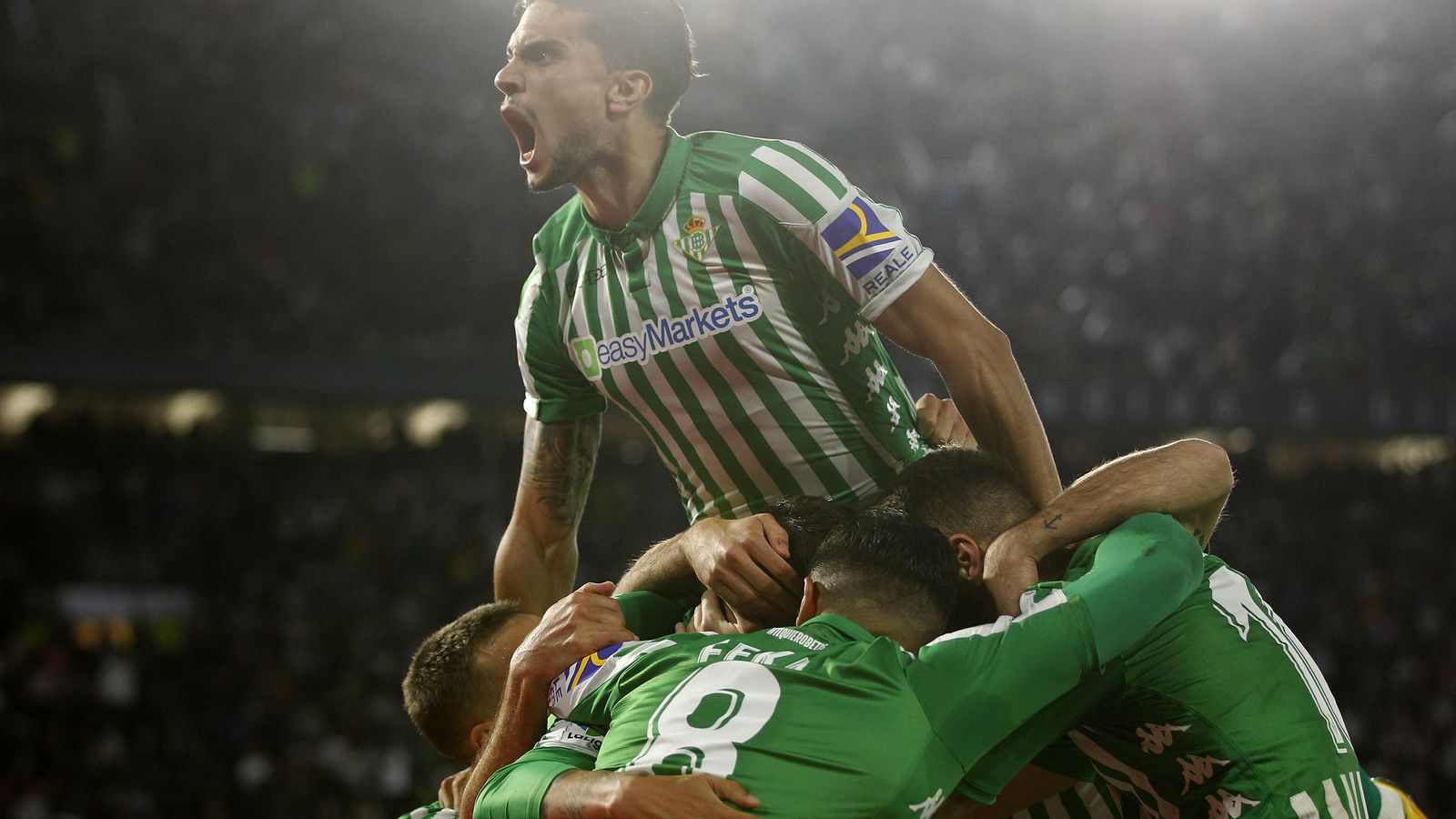Bartra celebra por encima de sus compañeros el gol de Tello.