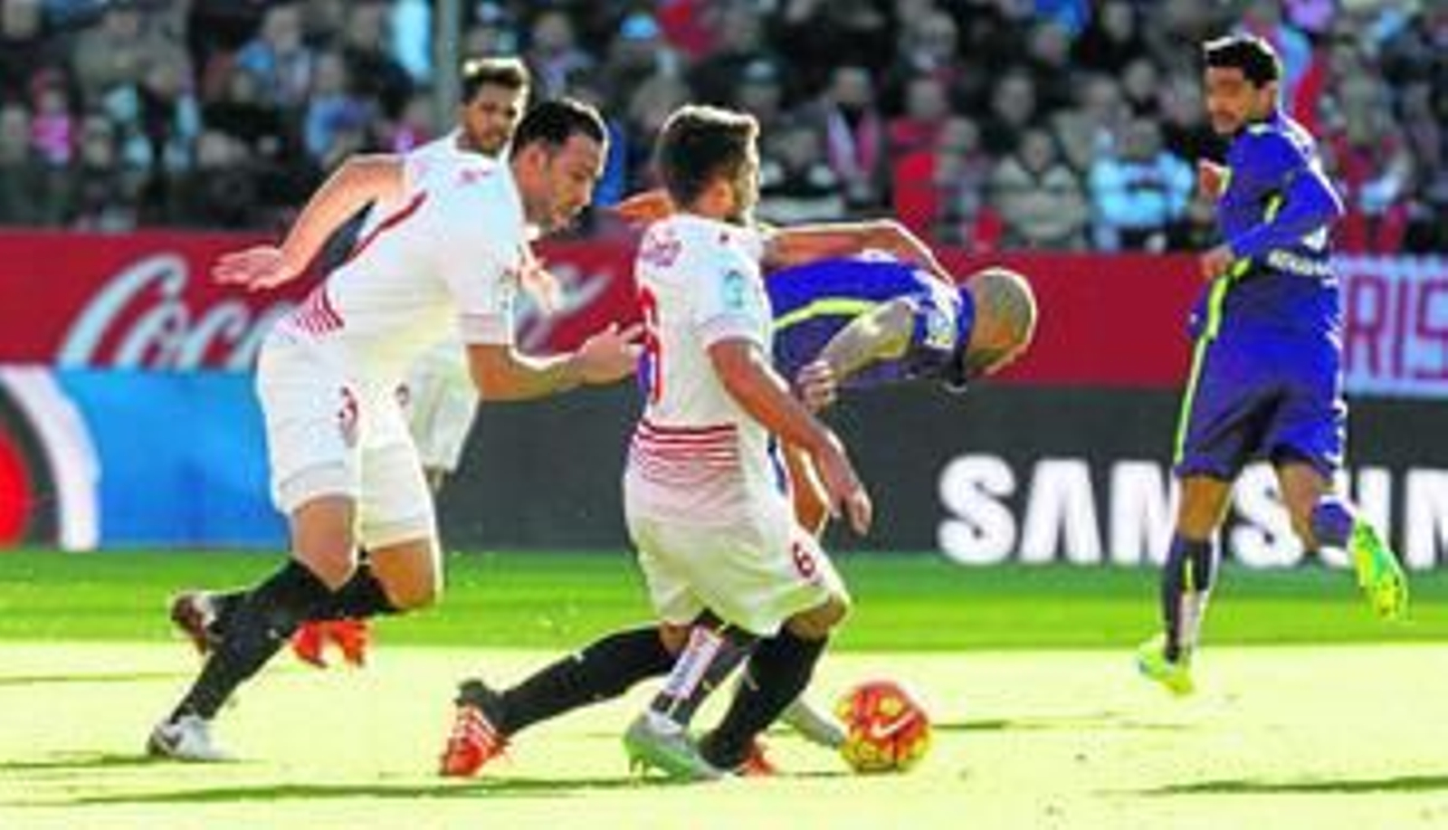 Carriço y Rami se lanzan para tapar toda posibilidad de salida a Amrabat.