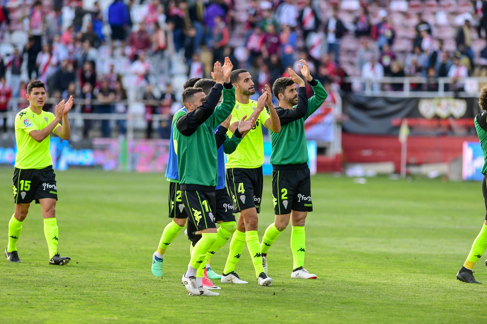 El Córdoba CF celebra su victoria con los desplazados en Vallecas.
