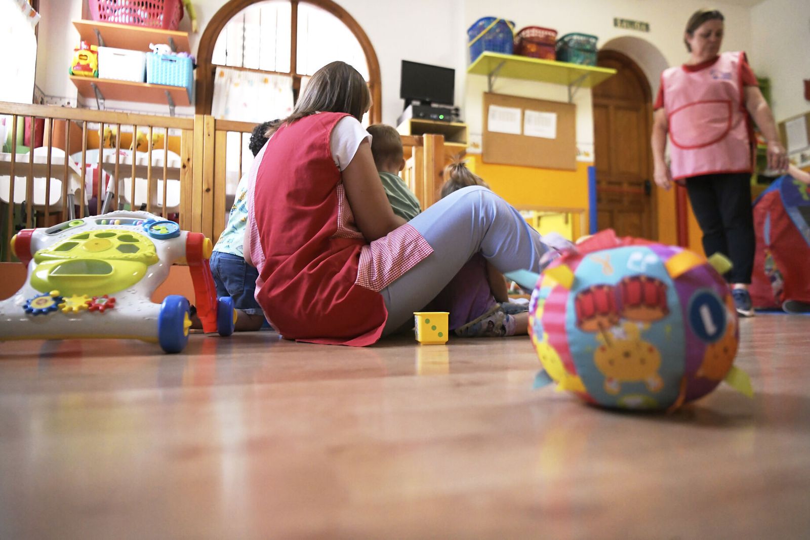 Escolares y maestras en el centro infantil Snoopy de Granada capital.