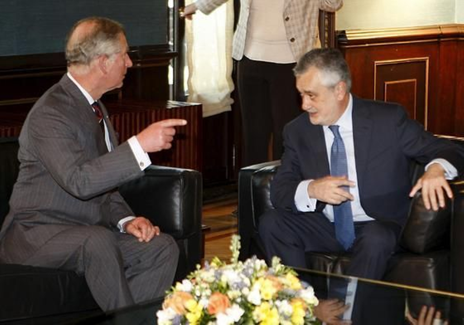 El Príncipe Carlos conversa con Griñán en una de las dependencias de San Telmo.

Foto: Eduardo Abad (EFE)