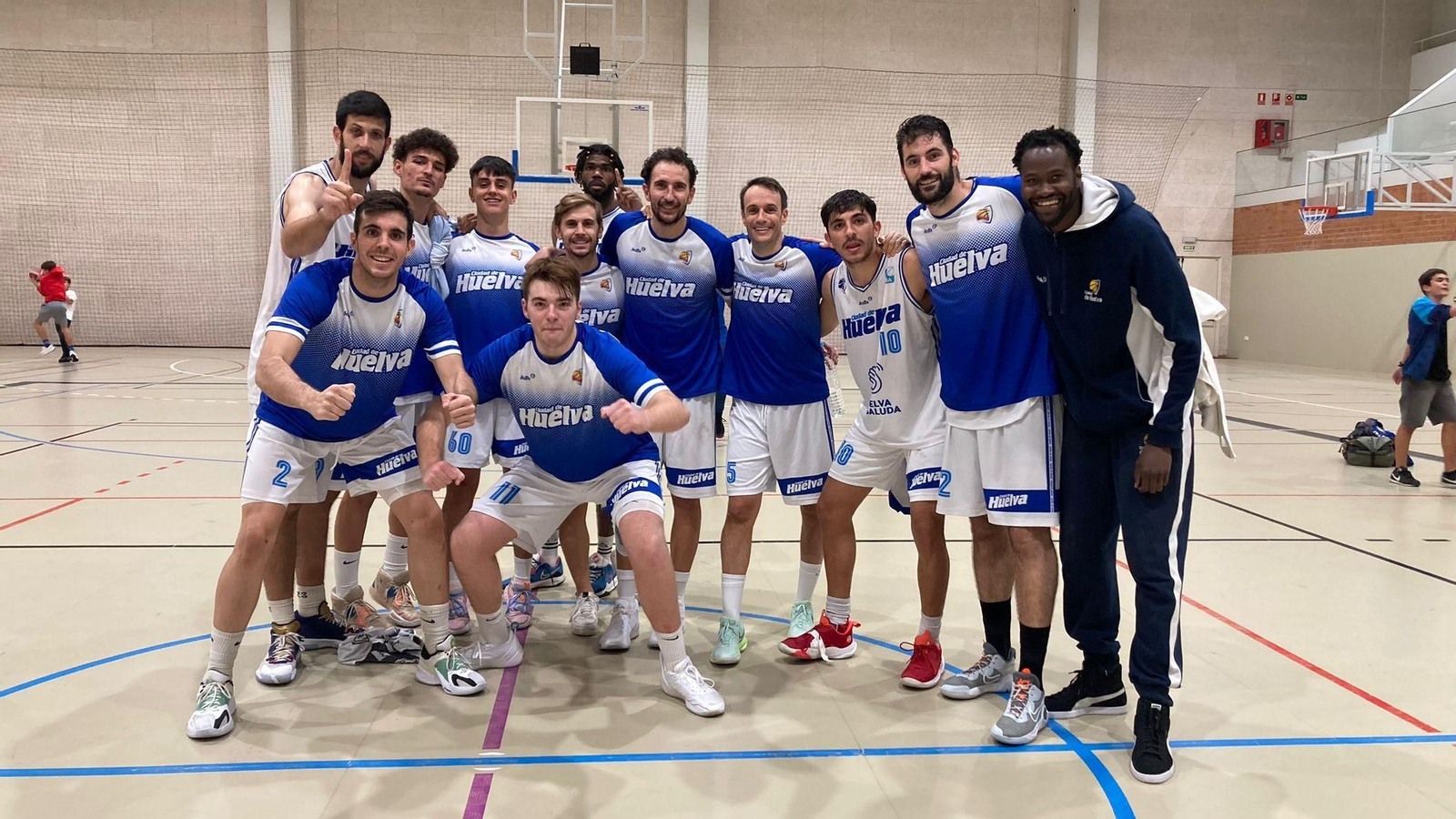 Los jugadores del Ciudad de Huelva celebran el triunfo en Badajoz.