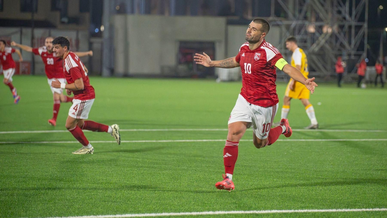 Lian Walker celebra su tanto, el de la igualada a uno