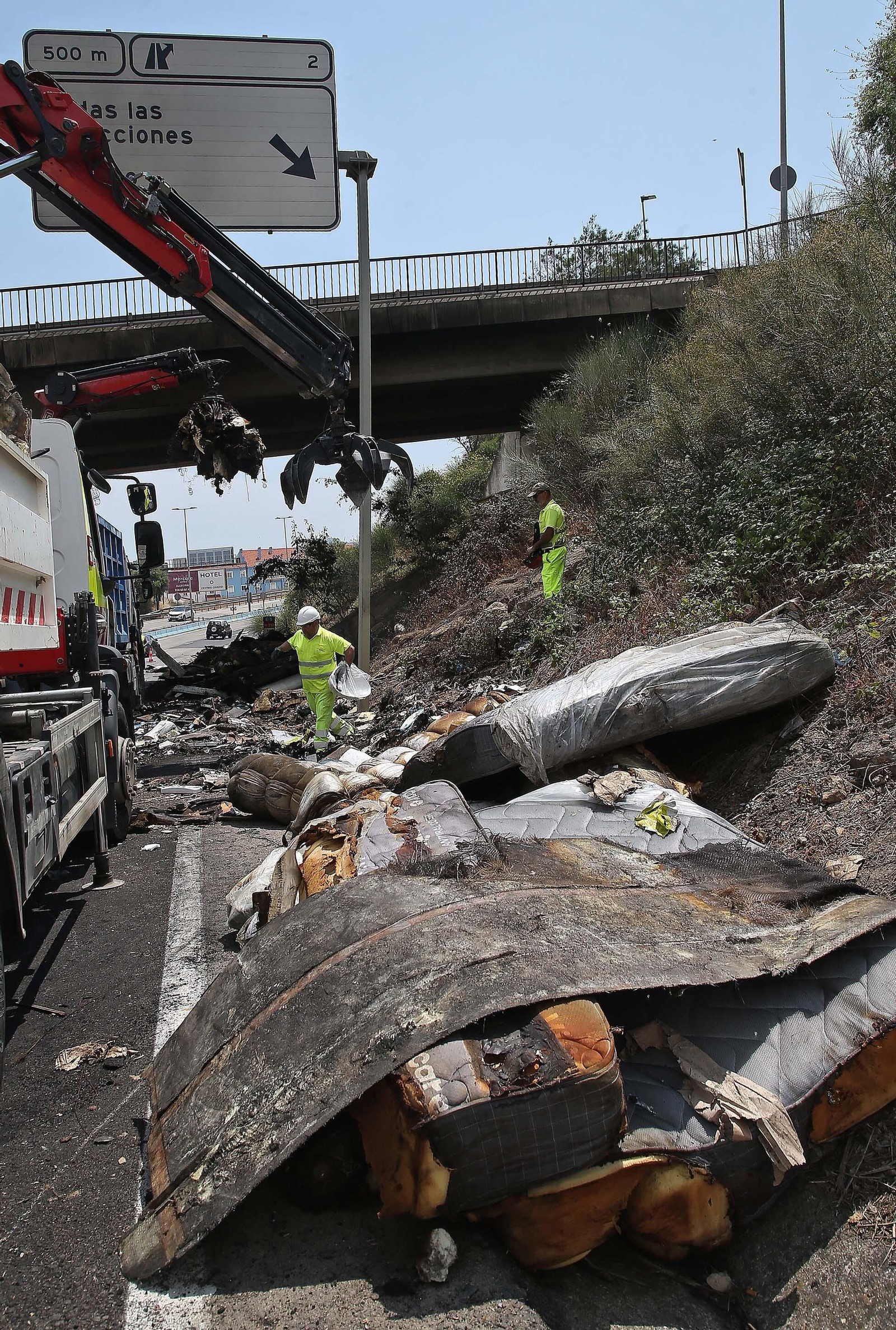 Fotos de la retirada de la carga del camión incendiado en el acceso norte de Algeciras