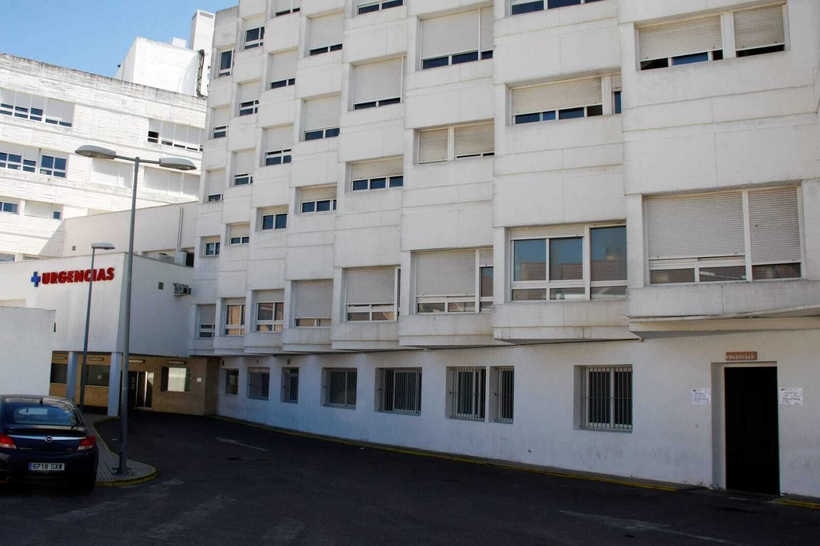 La zona del hospital Santa María del Puerto habilitada para la entrada de afectados por coronavirus.