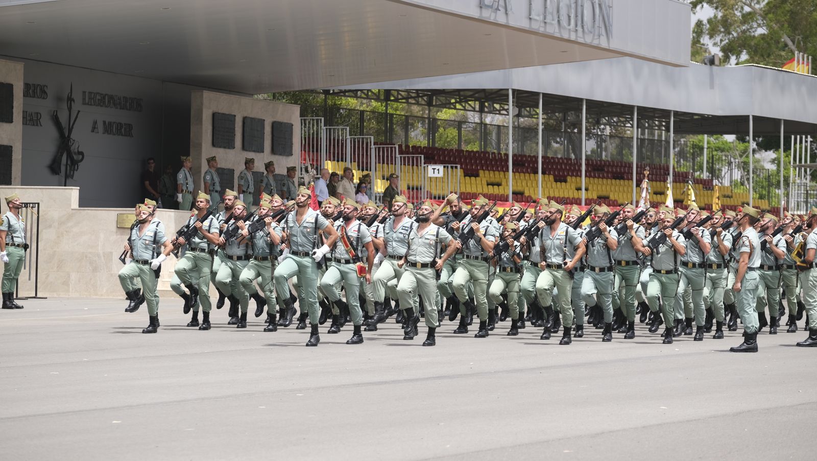 Visita de la Ministra de Defensa Margarita Robles a La Legión Española, en Viator
