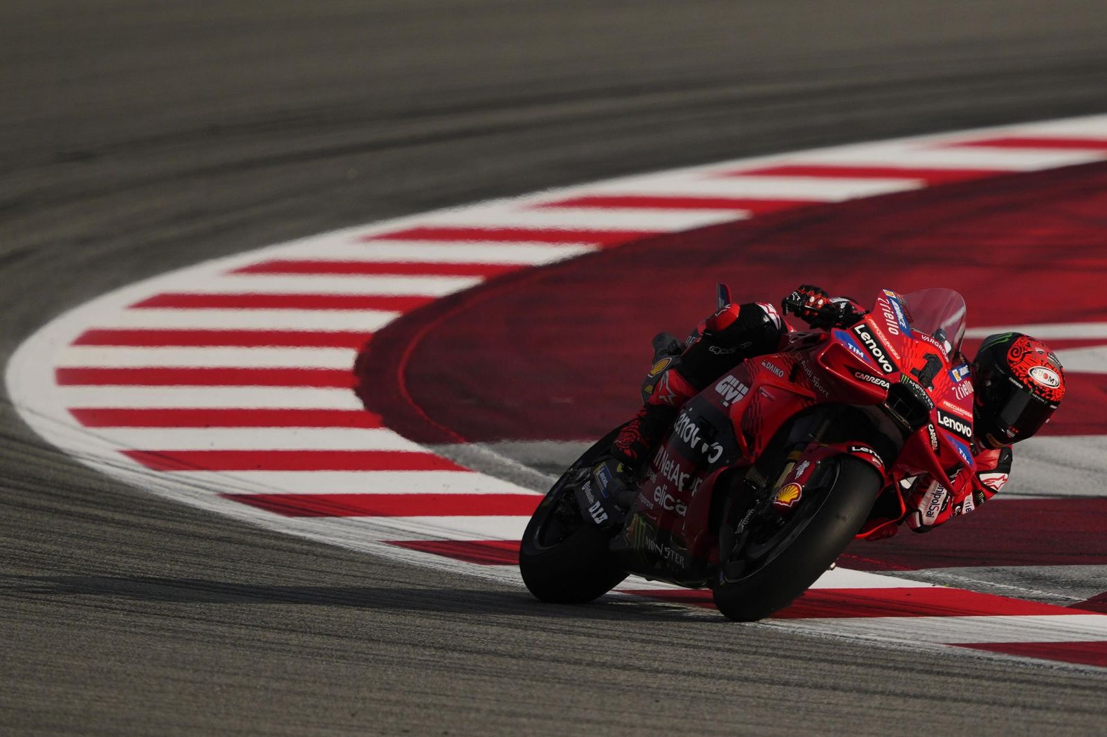'Pecco' Bagnaia pilota su Ducati en una curva de Montmeló este viernes.