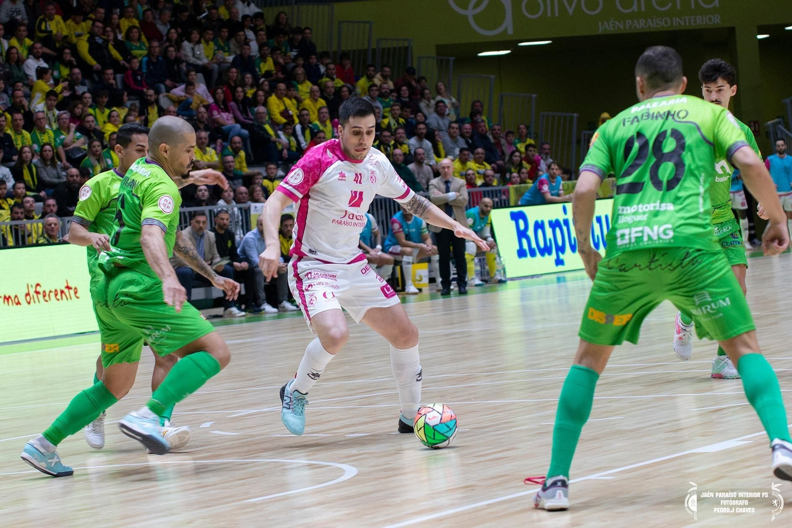 Mati Rosa, rodeado de jugadores del Mallorca Palma Futsal en la primera vuelta.
