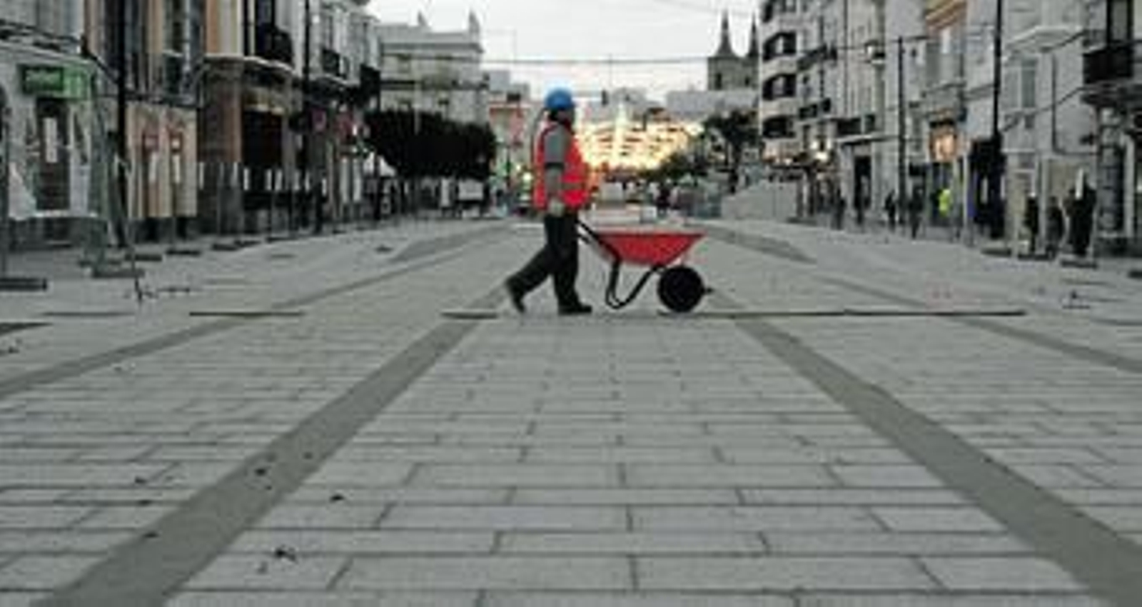 Obras del paso del tranvía por la calle Real de San Fernando.