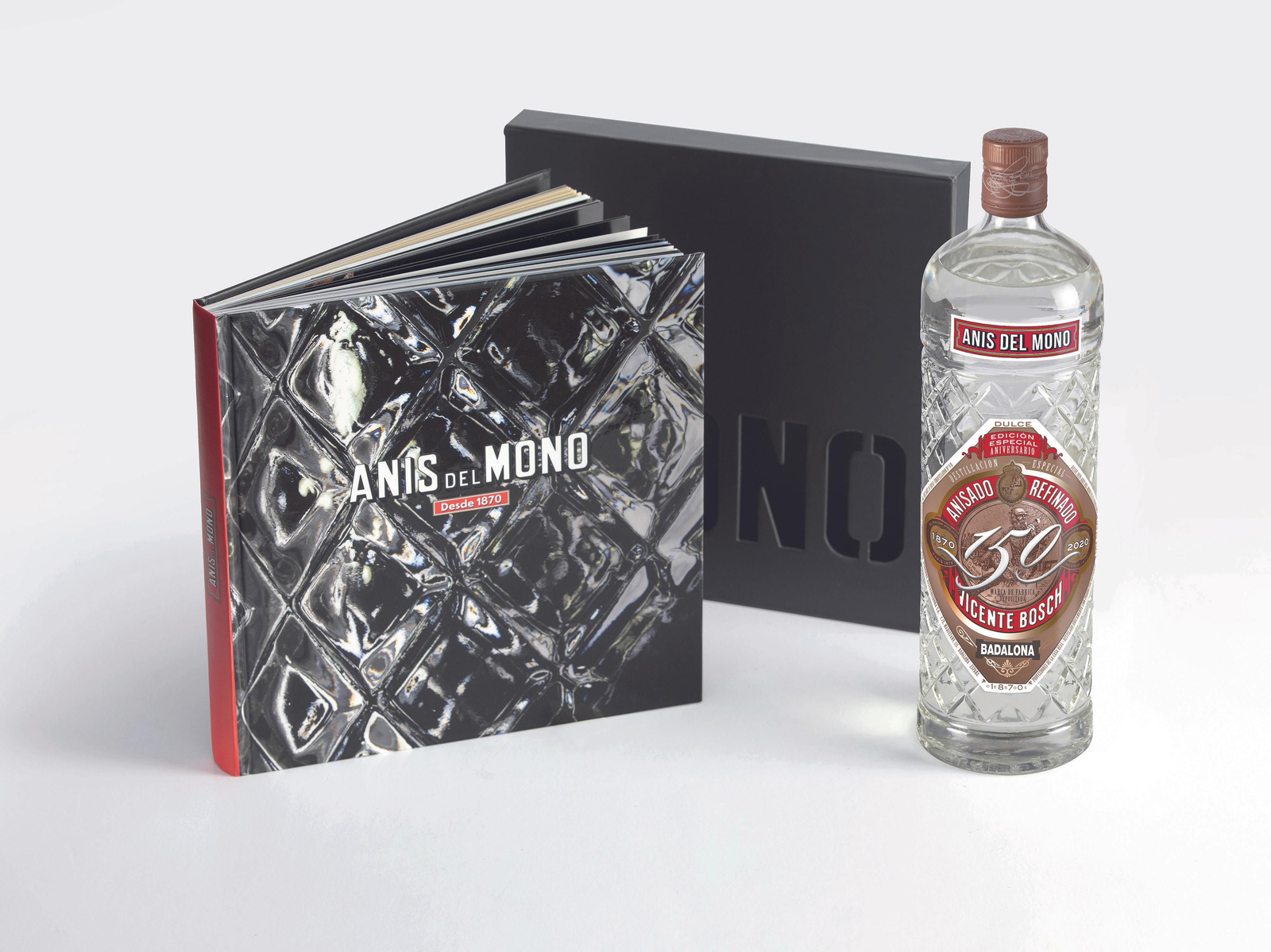 Edición especial con un pack que contiene un libro y una botella de edición limitada.