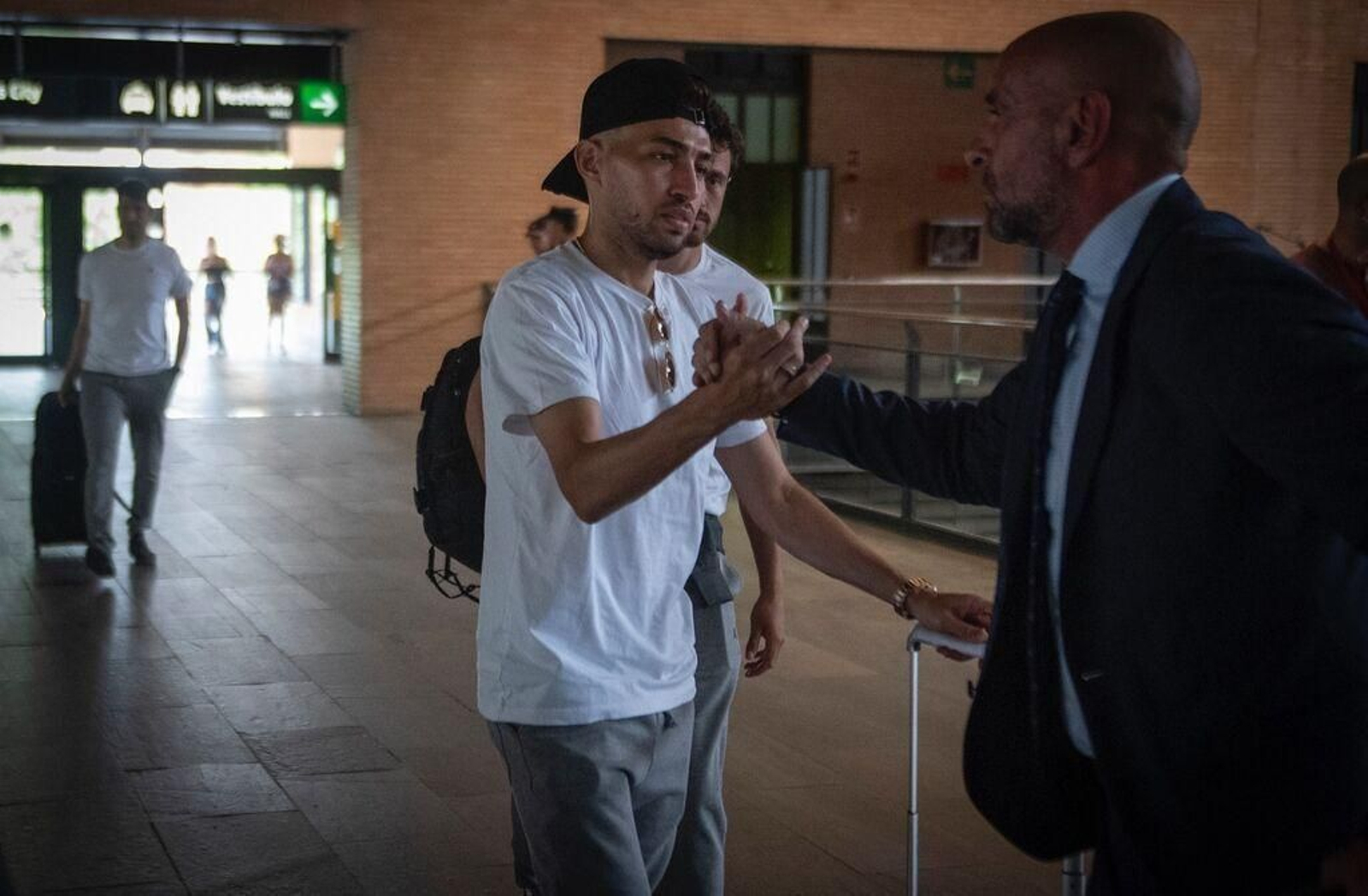 Monchi saluda a Munir en la salida del AVE del Sevilla hacia Madrid.