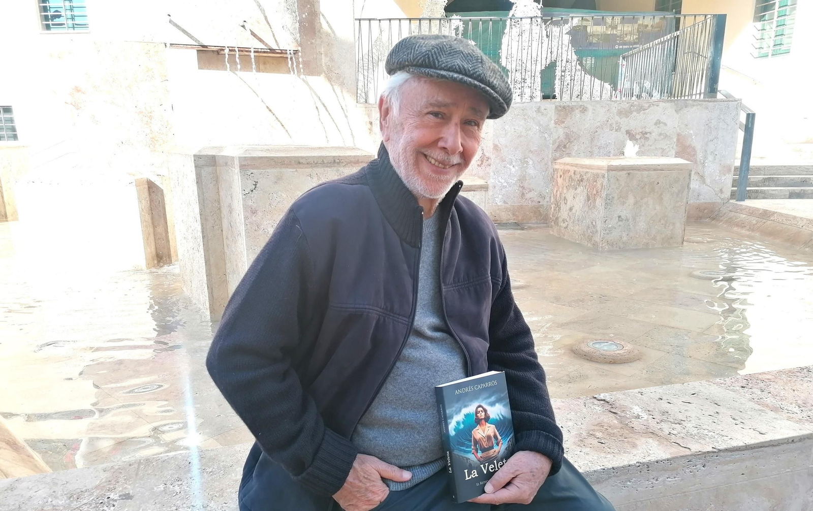Andrés Caparrós con su nueva novela ‘La Veleta’ en el centro de Almería.