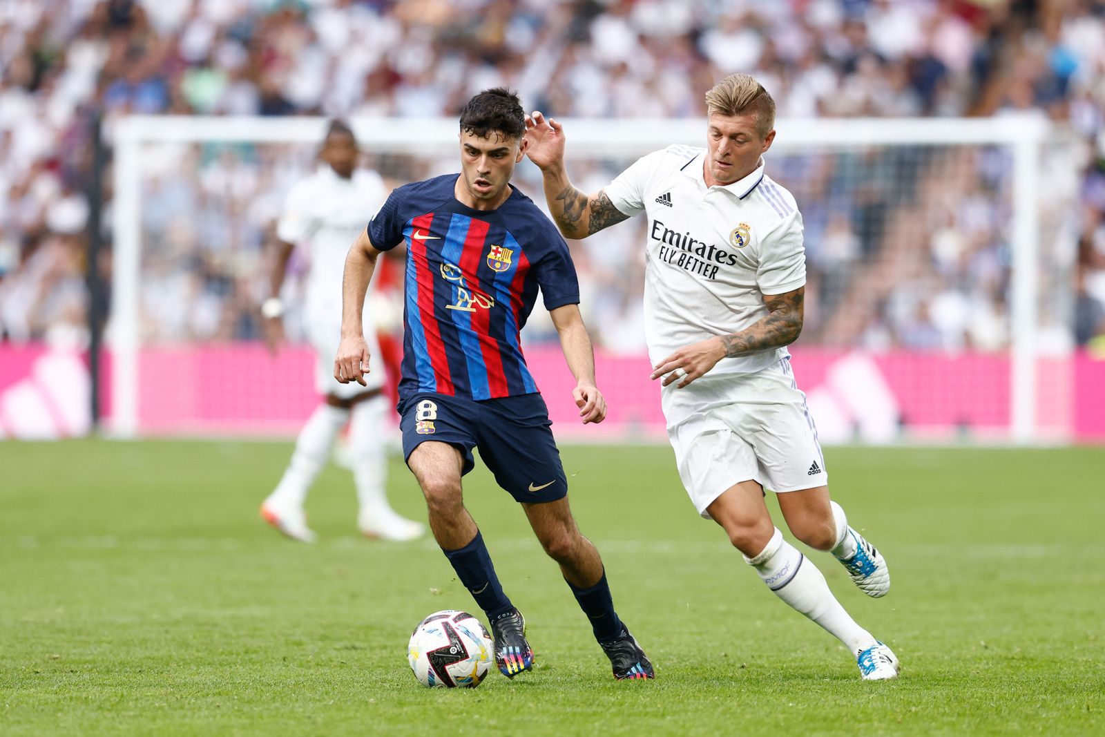 Pedri y Kroos, en el último Real Madrid-Barcelona.