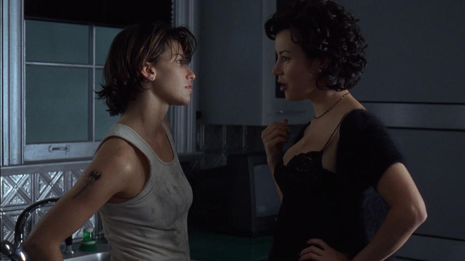 Gina Gershon y Jennifer Tilly en una escena de 'Lazos ardientes'.