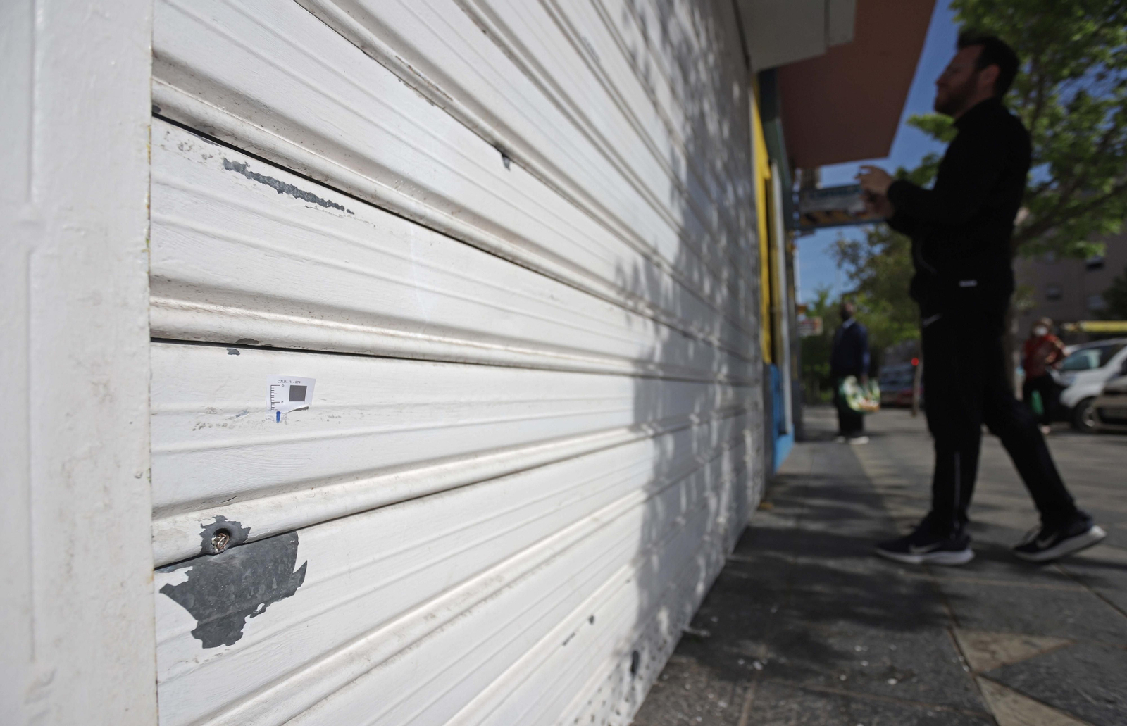 Impactos de bala en la persiana del local.