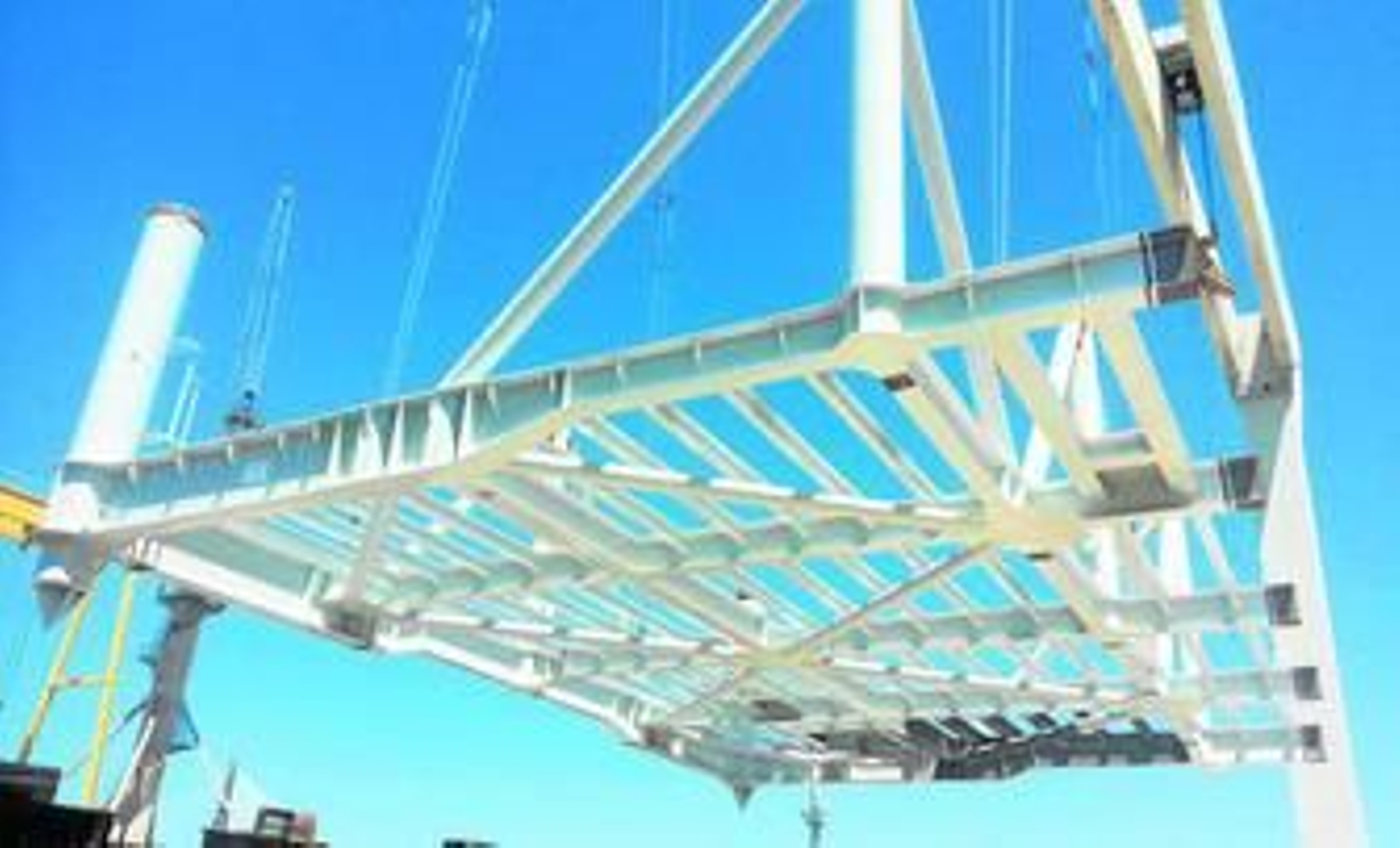 El módulo 'top-side', ayer siendo izado por las grúas pórtico del astillero de Puerto Real.