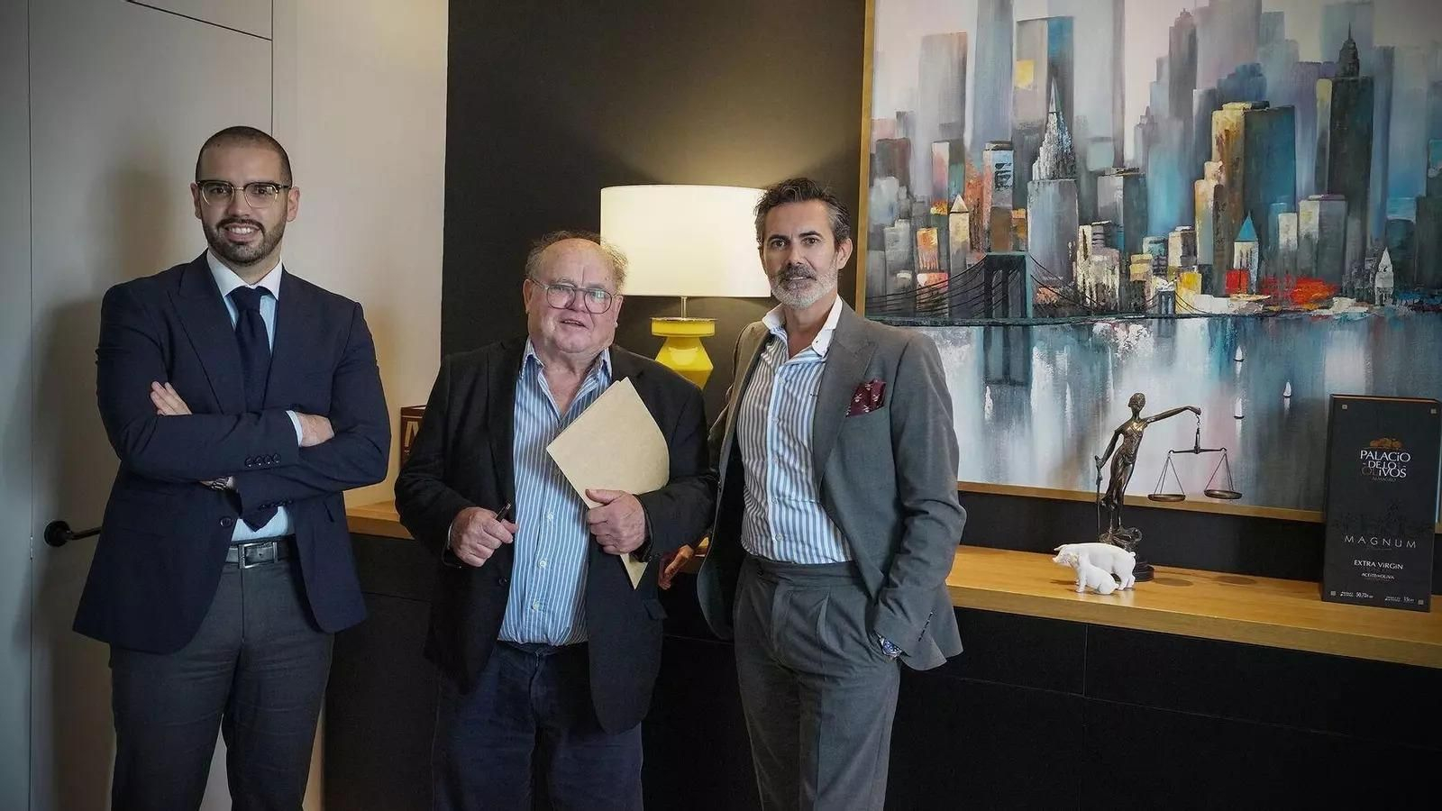 Los abogados Carlos Morales (izqda.) y Roberto Carlos Ortega (dcha.) junto a Pedro Lázaro, presidente de la Unión de Consumidores de Cádiz (Ucauce). /