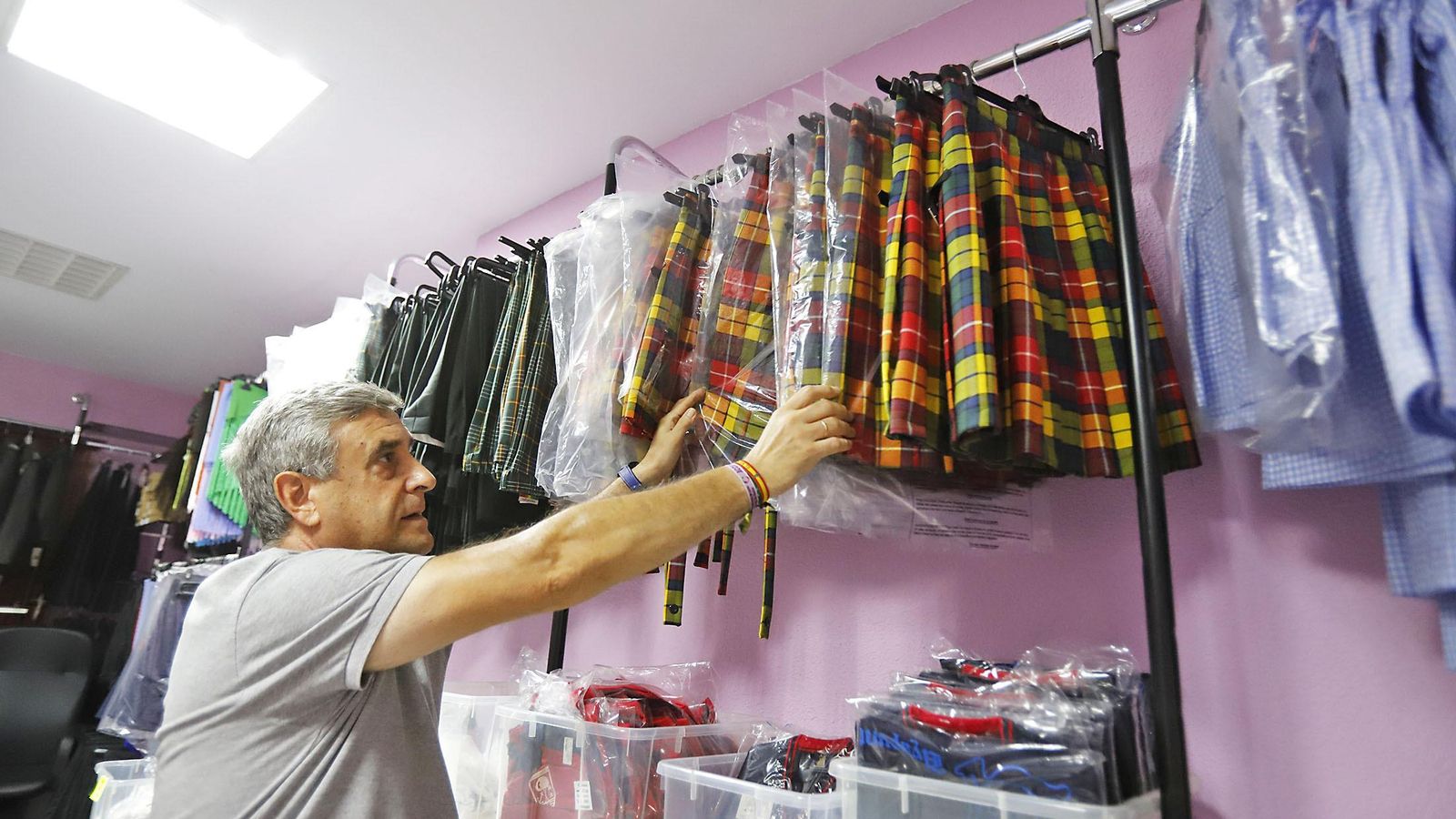Sólo dos colegios de Huelva trabajan ya con Los Caminos para los uniformes, donde agotan las existencias que les quedan del resto.