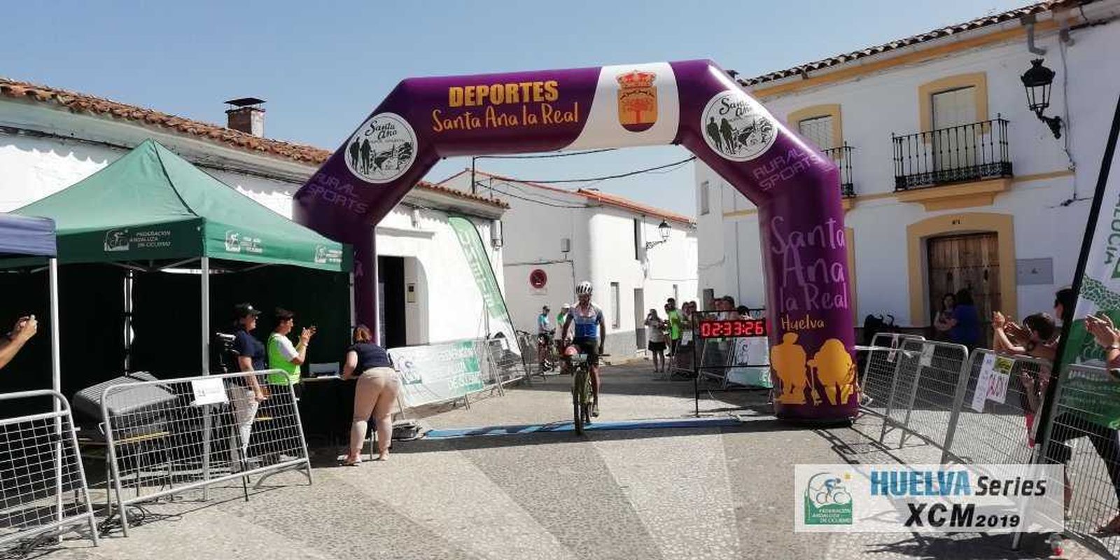 Javier Macías cruza la línea de meta en Santa Ana la Real.