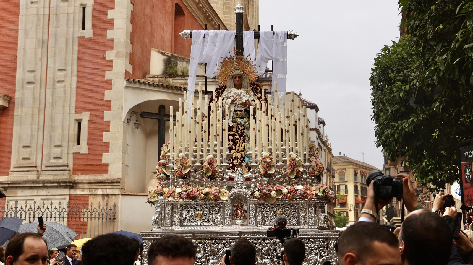Los Desamparados del Parque Alcosa recorre el centro de Sevilla