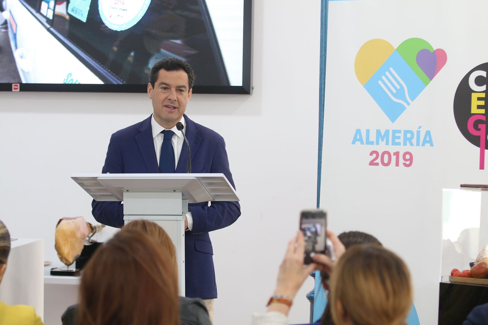 Las imágenes de la visita de Juanma Moreno a Almería