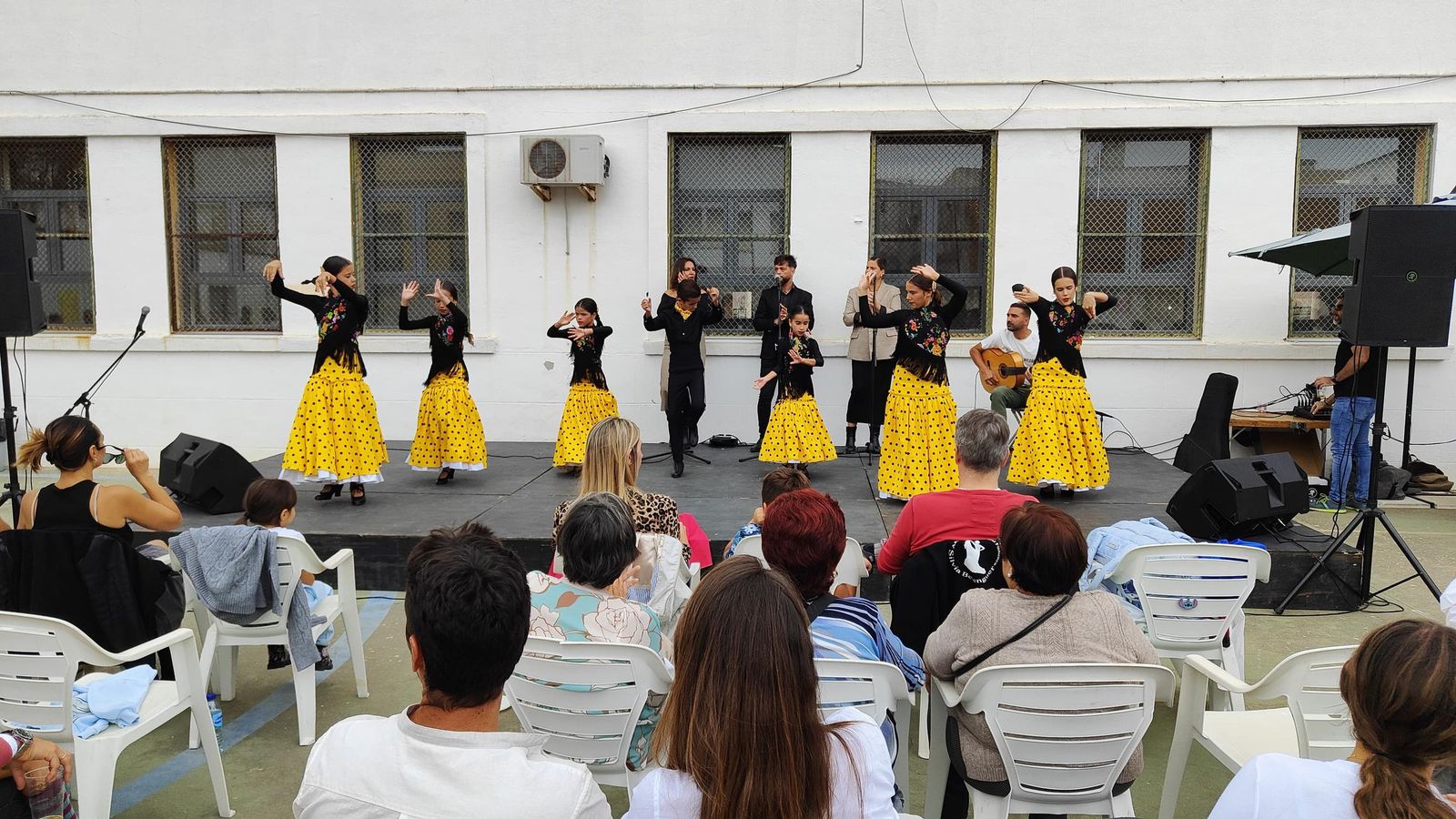 Las Academias de Baile contribuyeron a que el evento estuviera animado.