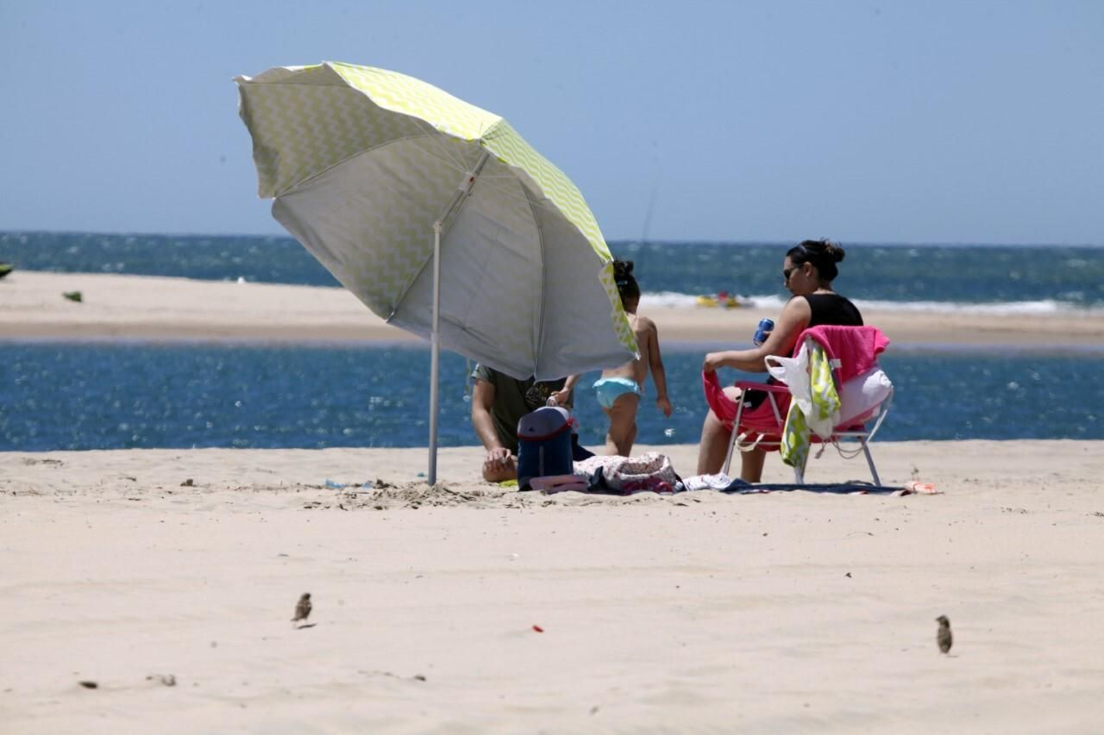 Varias personas disfrutan de una jornada de playa. Varias personas disfrutan de una jornada de playa.