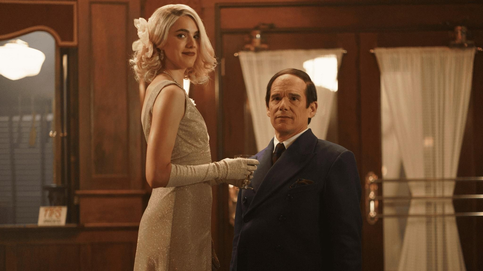 Ethan Hawke y Margaret Qualley en una escena de 'Blue Moon'