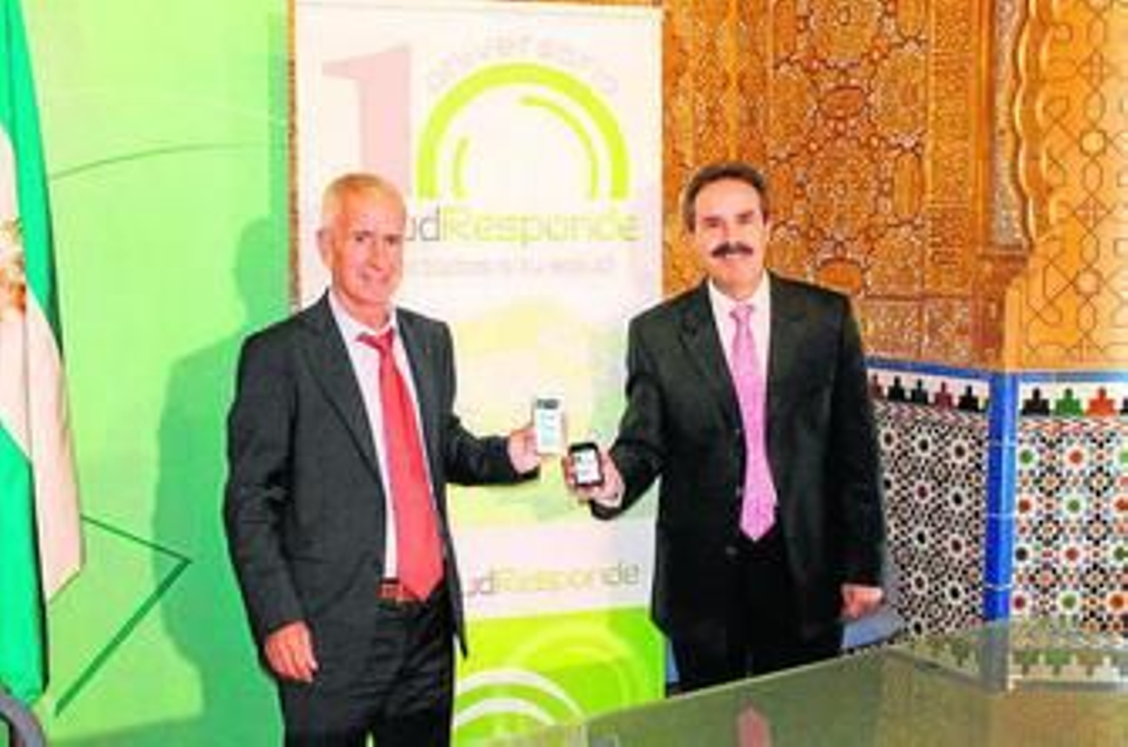 José María González y Alfredo Valdivia muestran la aplicación.