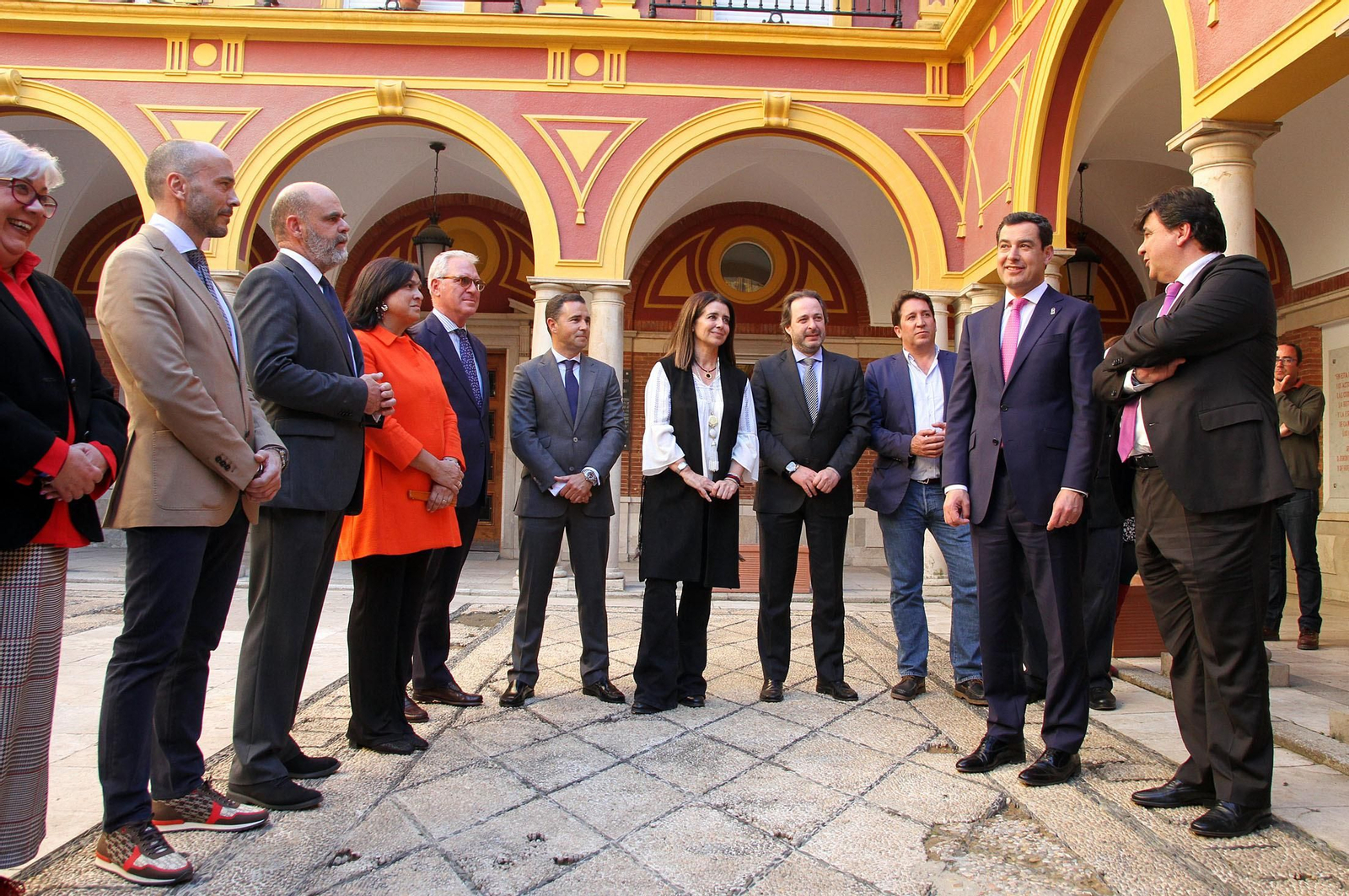 Juanma Moreno se reúne con Gabriel Cruz en el Ayuntamiento, en imágenes