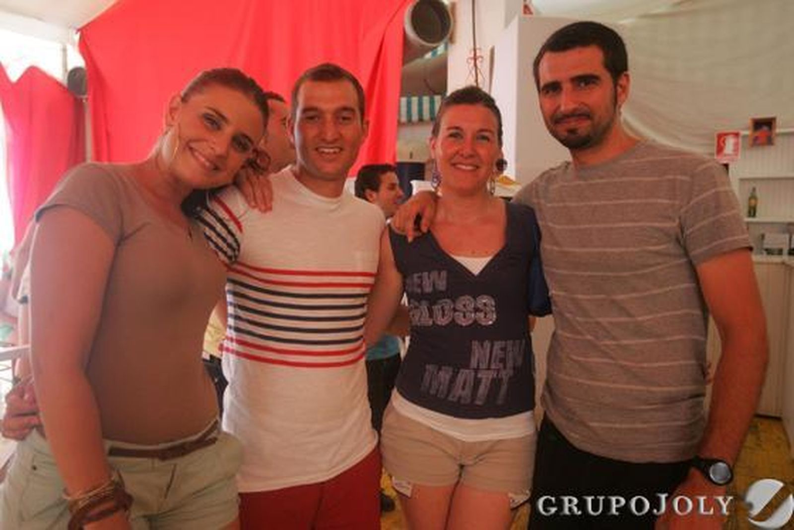 Los algecireños disfrutan de su último día de feria y se reúnen en el Real para contemplar el montaje pirotécnico con el que acaba la fiesta./J.M. Quiñones

Foto: J.M. Quinones