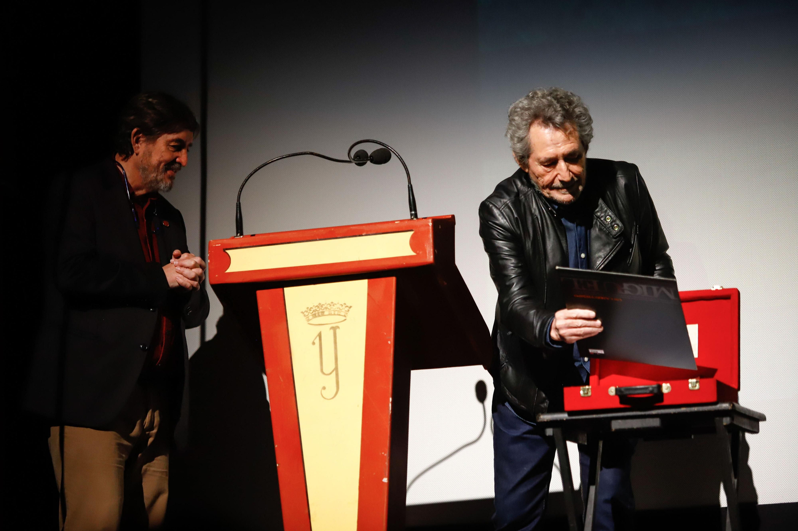 Miguel Ríos entrega un legado al Instituto Cervantes y ofrece un concierto en el Teatro Isabel la Católica