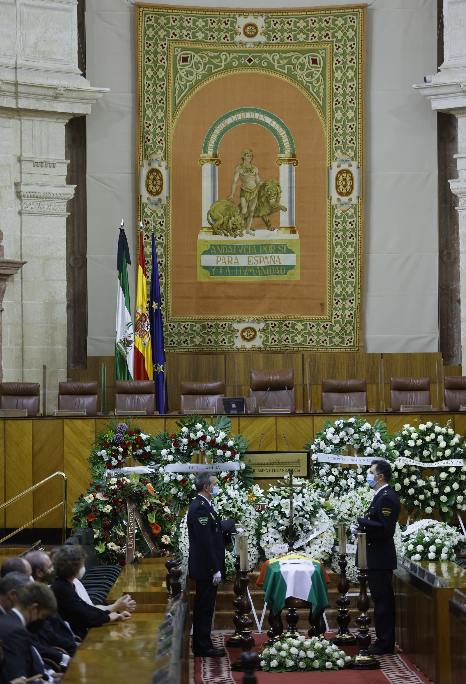 Las imágenes de la capilla ardiente de Manuel Clavero en el Parlamento de Andalucía