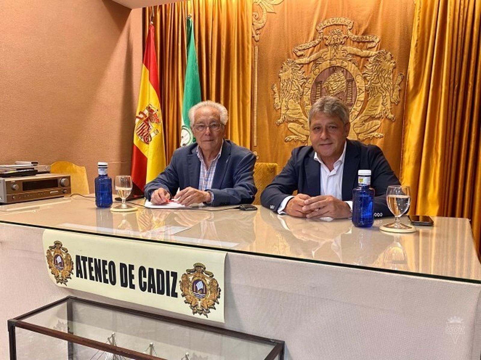 Pepe Mata (d), junto a Manolo Lapi en la sede del Ateneo.