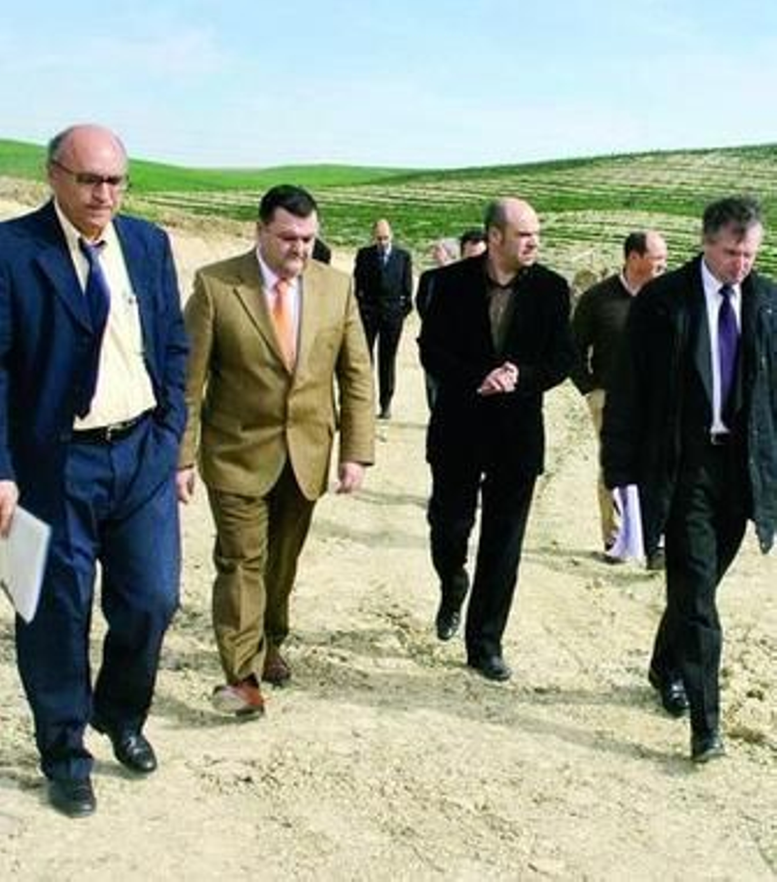 Las autoridades visitan los terrenos en los que se levanta la planta.