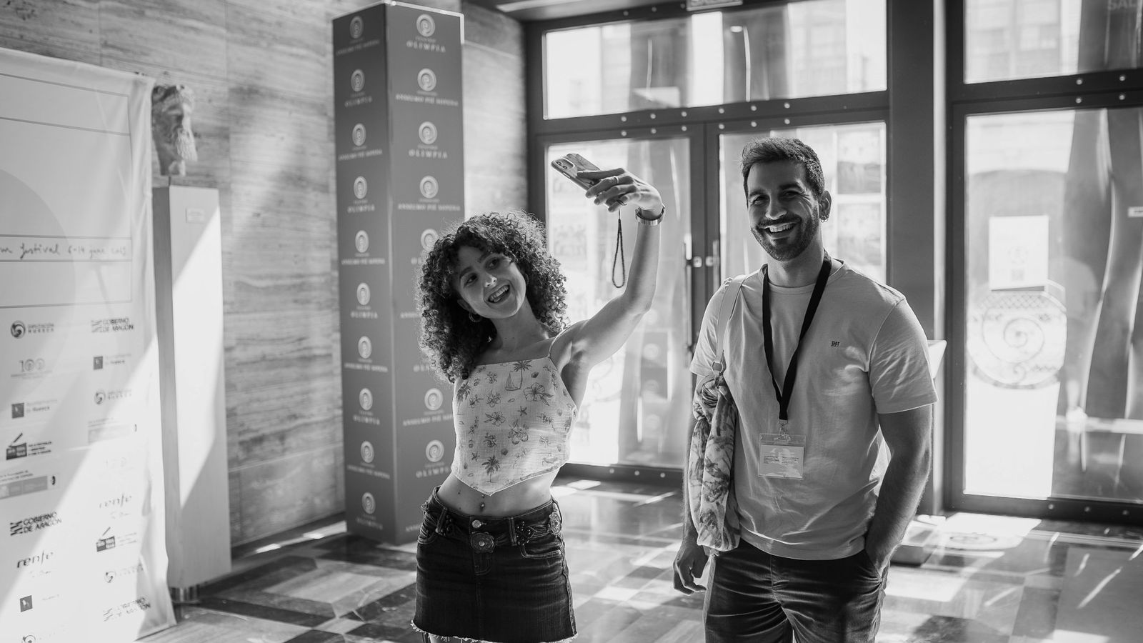 Javier García Pérez junto a su novia, la actriz Lucía Dolores.