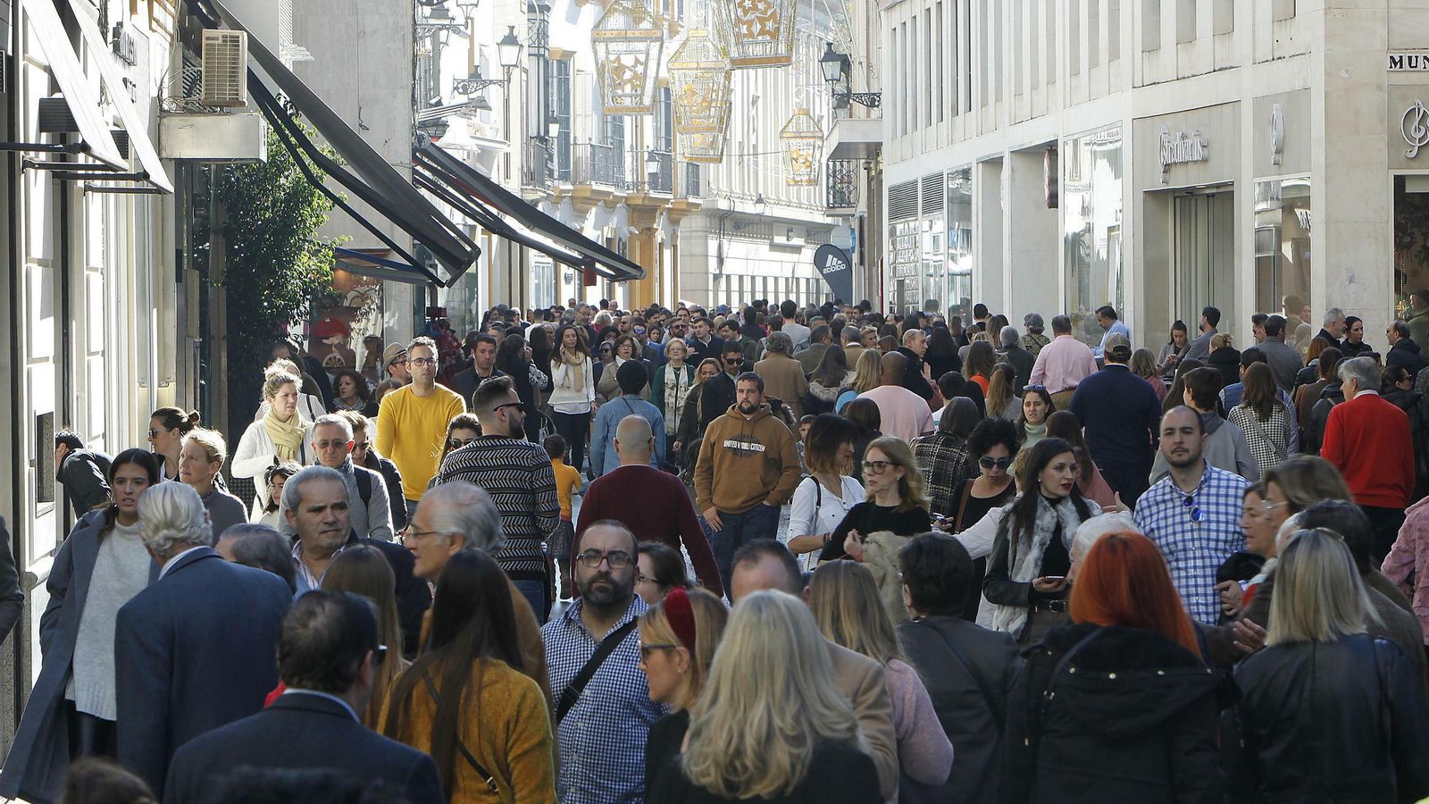 Las calles del centro, un hervidero de público para realizar sus compras.