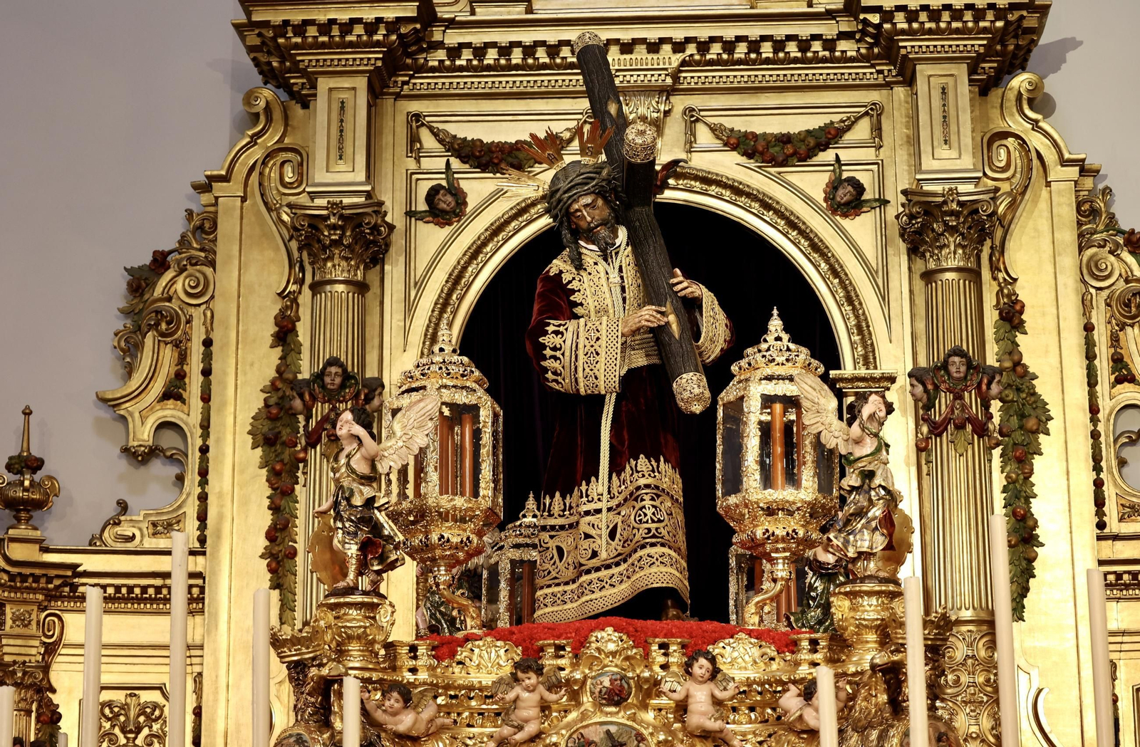 El Gran Poder ya está en su paso con la túnica persa