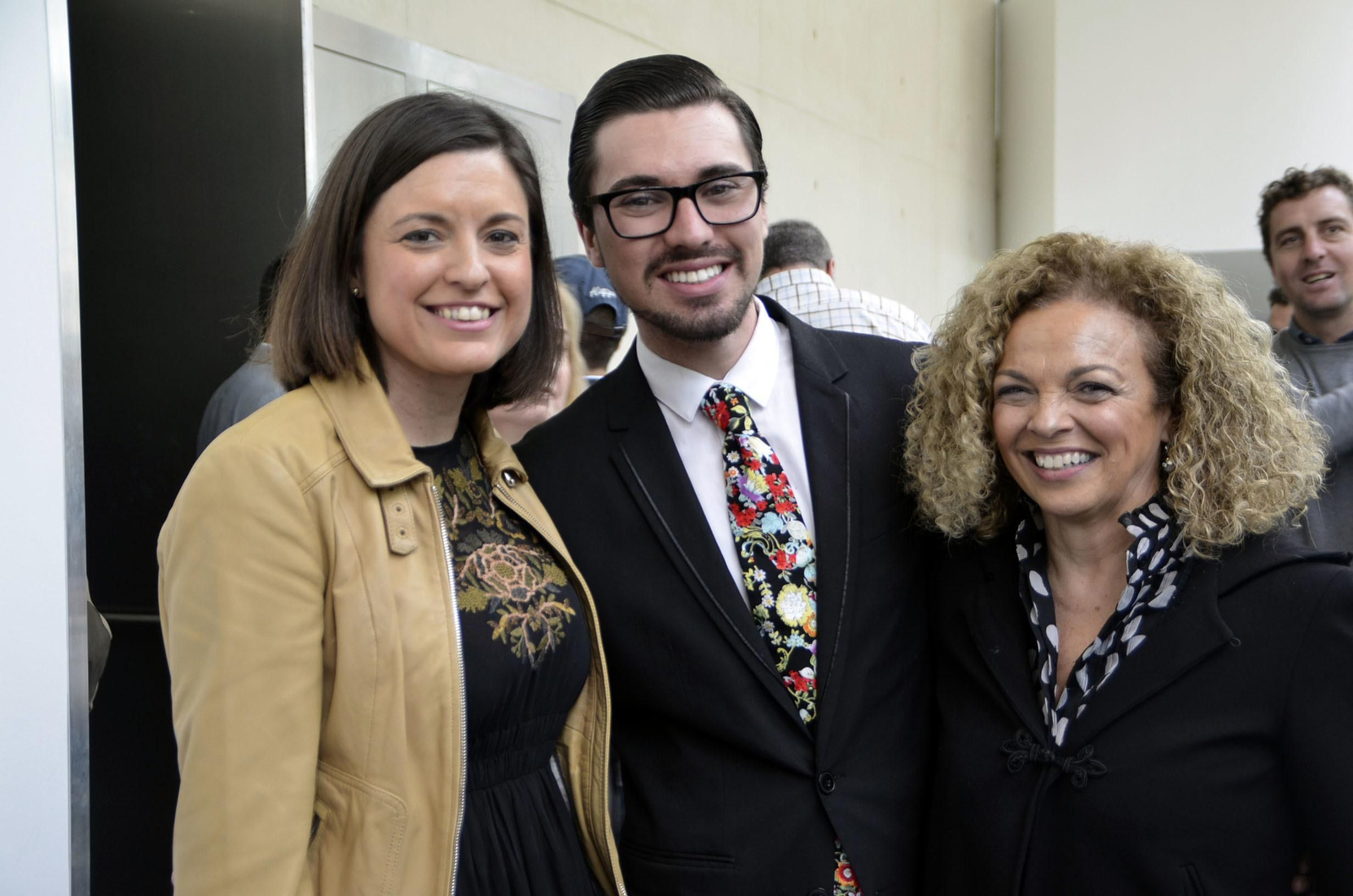 La alcaldesa y la concejala de Fiestas junto a Álvaro Baturone