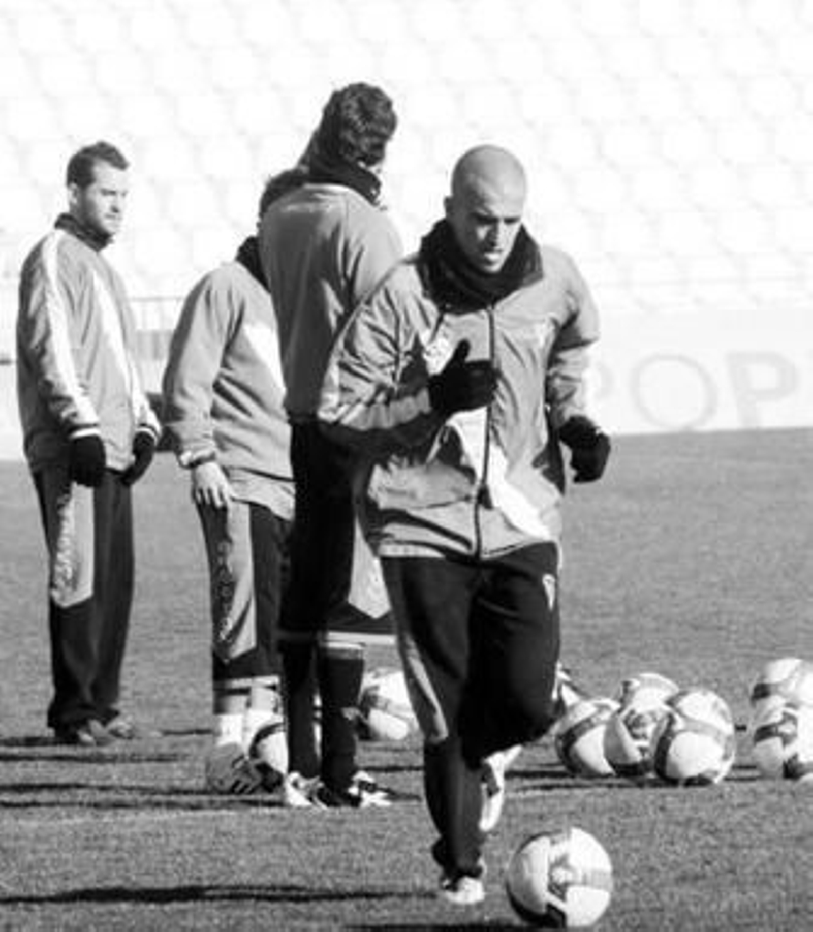 Cristian Álvarez conduce el balón durante la sesión de ayer.
