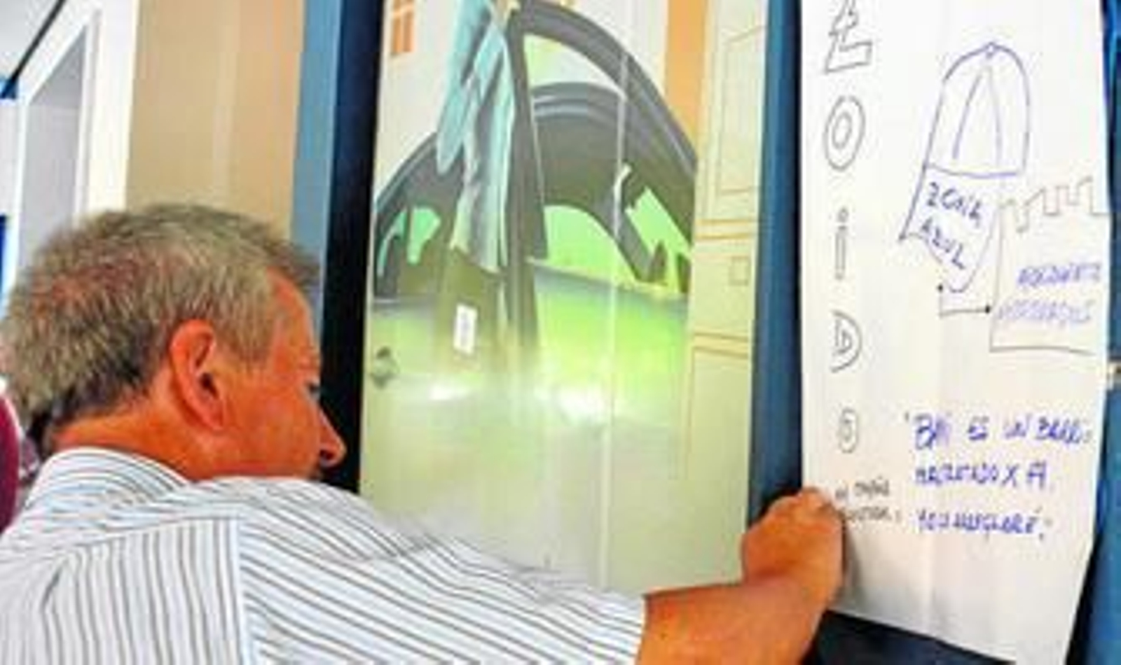 Un afectado coloca un cartel de protesta en un establecimiento de Bami.