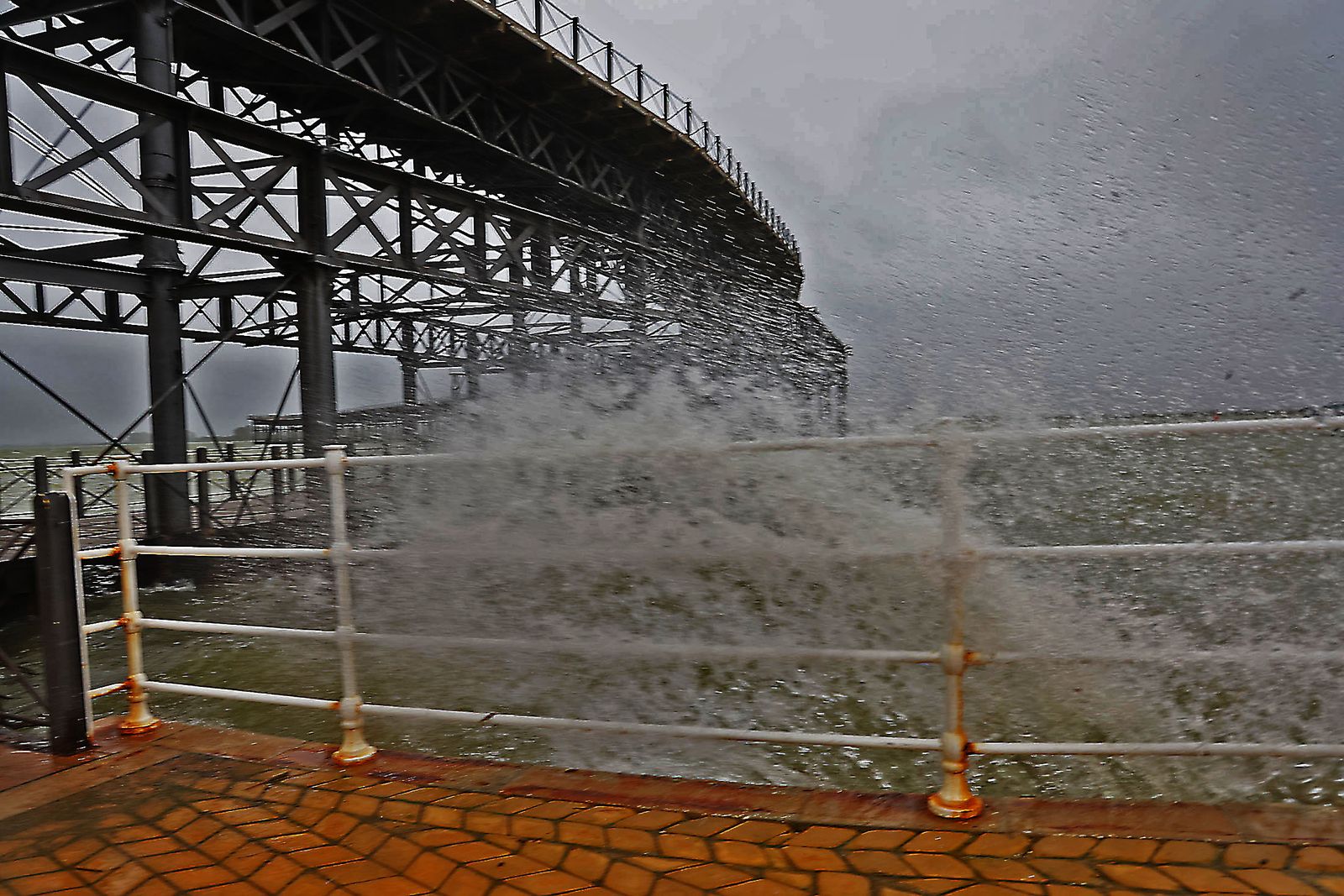 Muelle de carga de la Riotinto con marea alta en la borrasca Leonardo (6)
