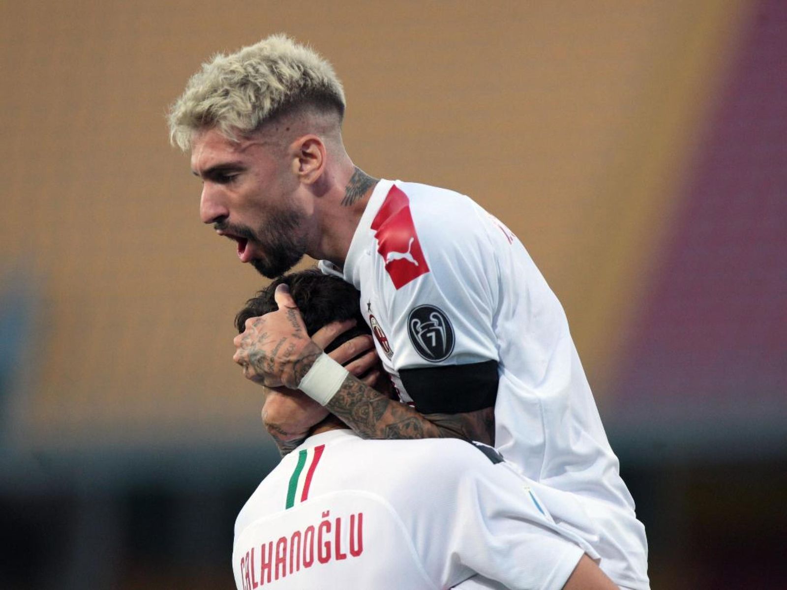 Samu Castillejo celebra el gol con Calhanoglu.
