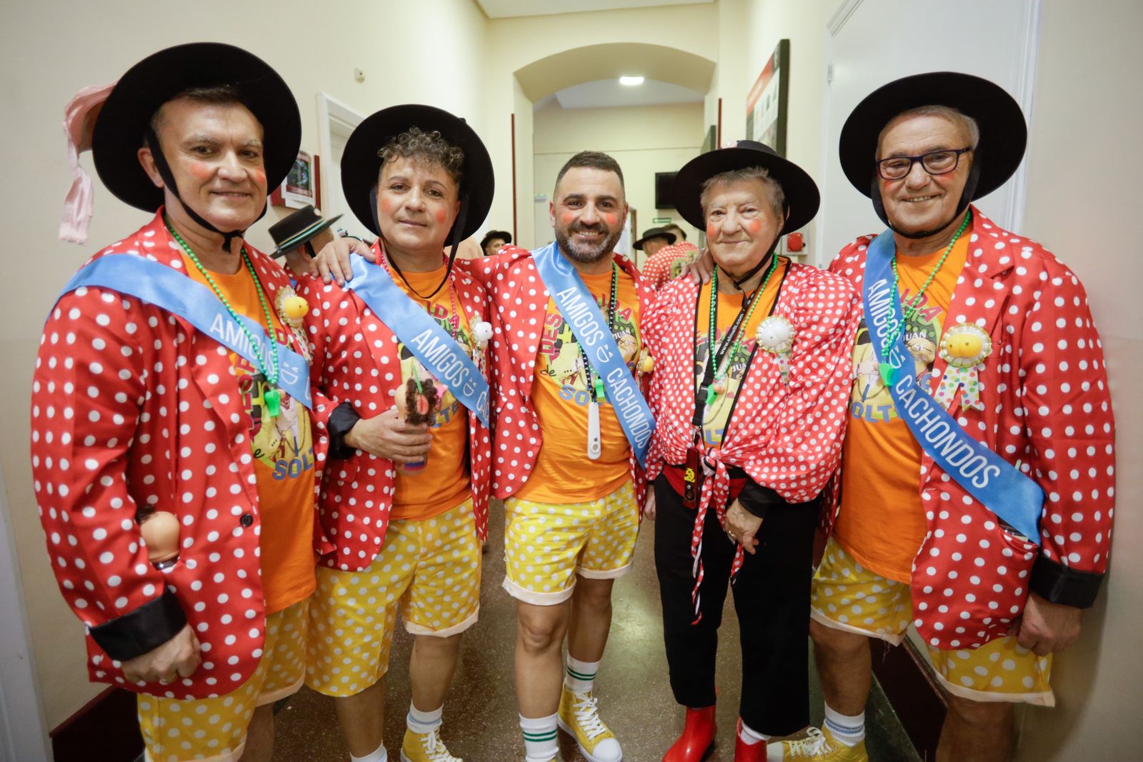 La familia Chaves en los camerinos antes de cantar con '¡¡Por fin lo despedimos!!'.